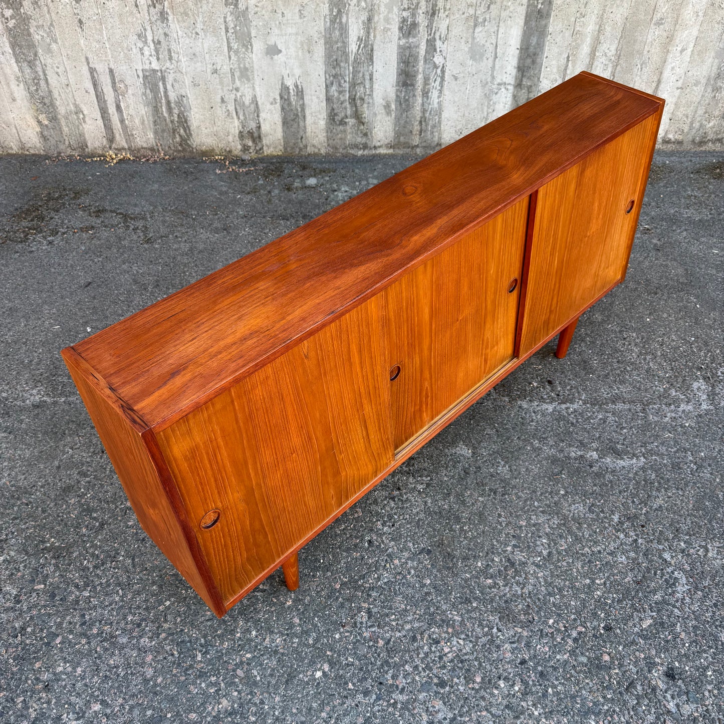 Sideboard med skjutdörrar
