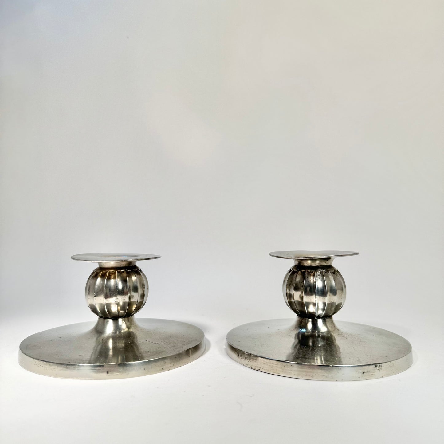 Par med ljusstakar av Just Andersen