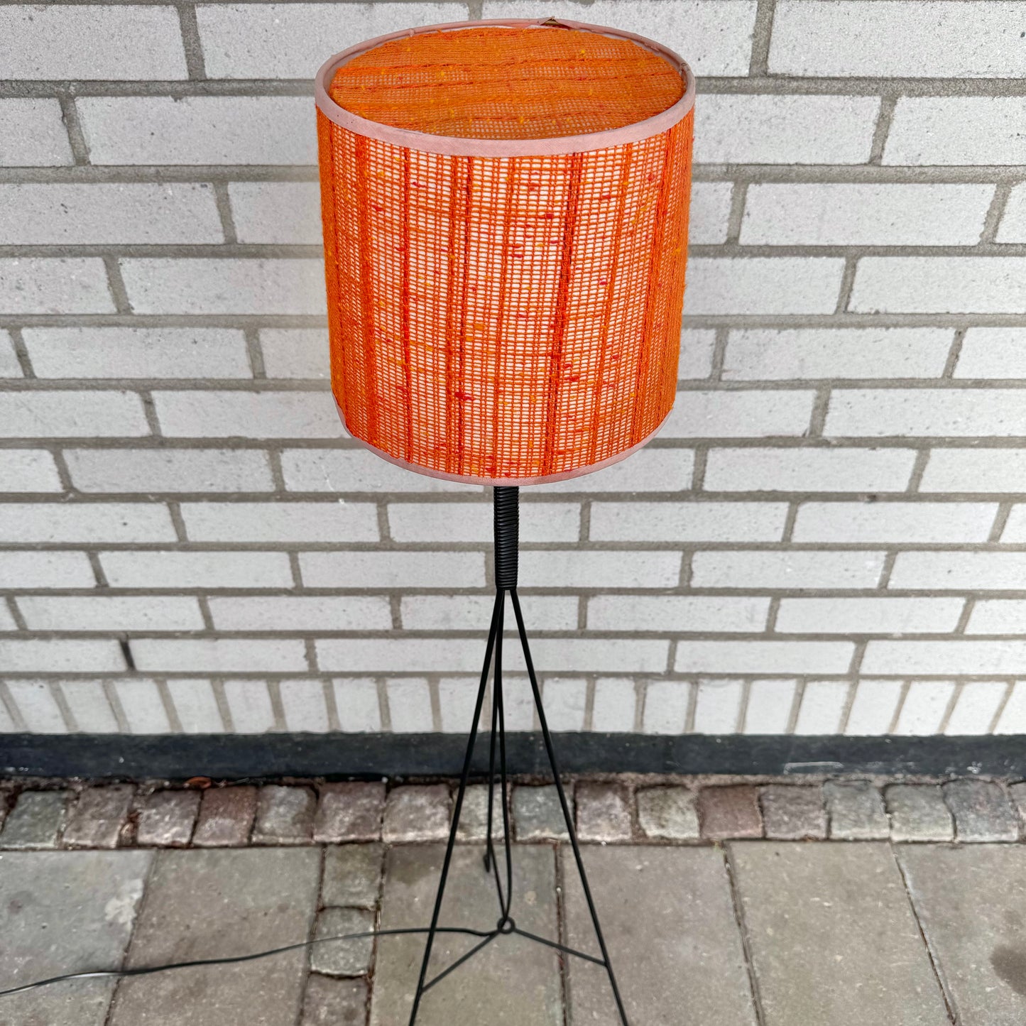 Tripod floor lamp