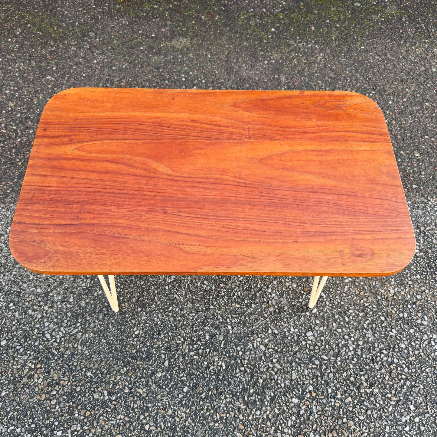 Nätt bord i teak med stålben