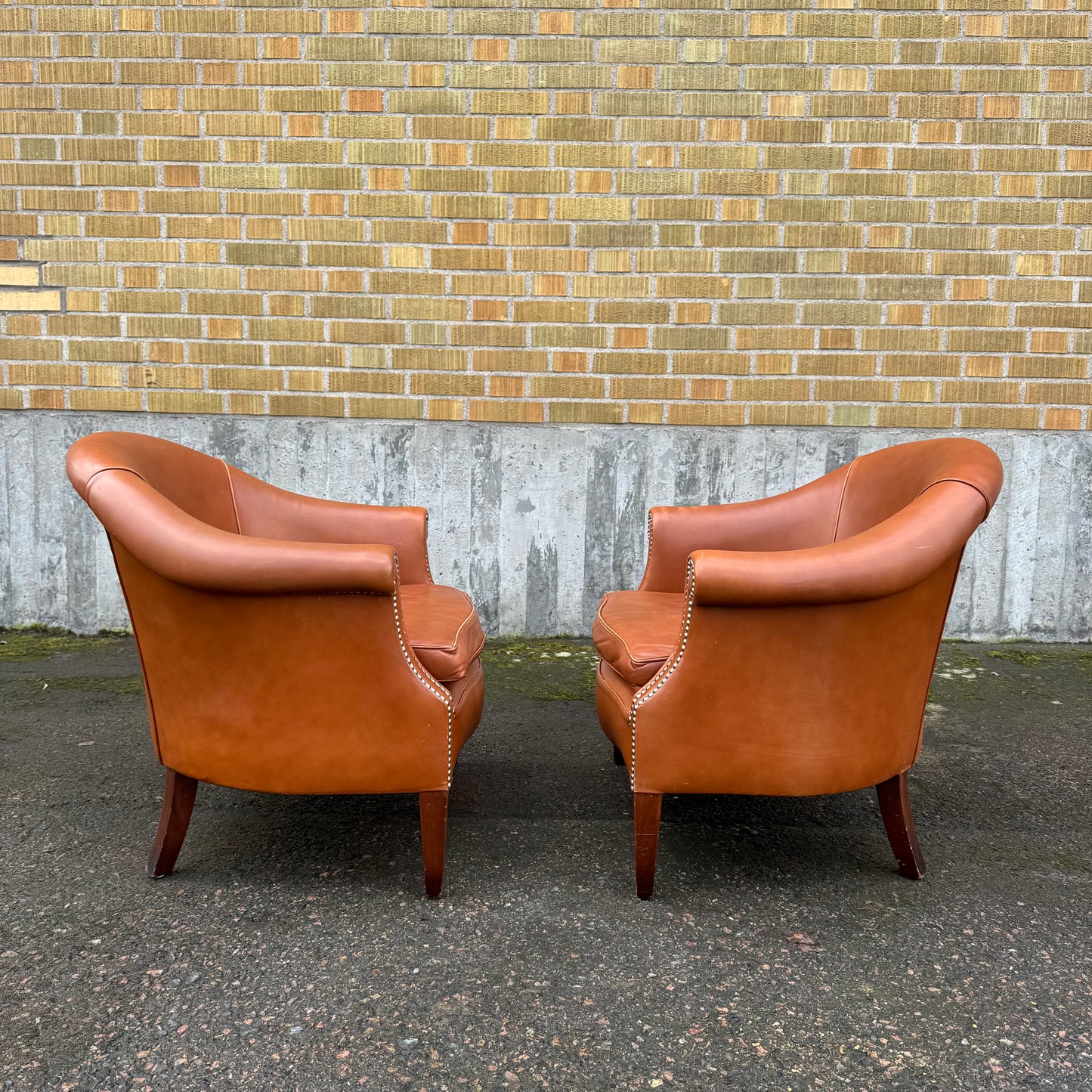 Paret clubfåtöljer i skinn