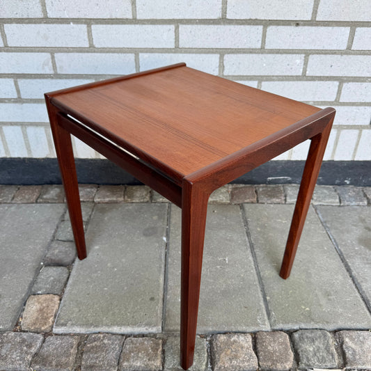 Nätt sidobord i teak