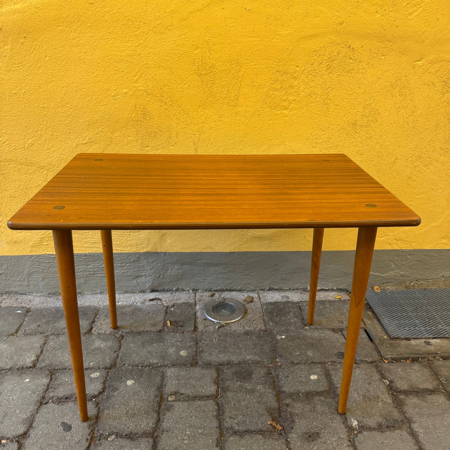 Sidobord med mässingsetaljer