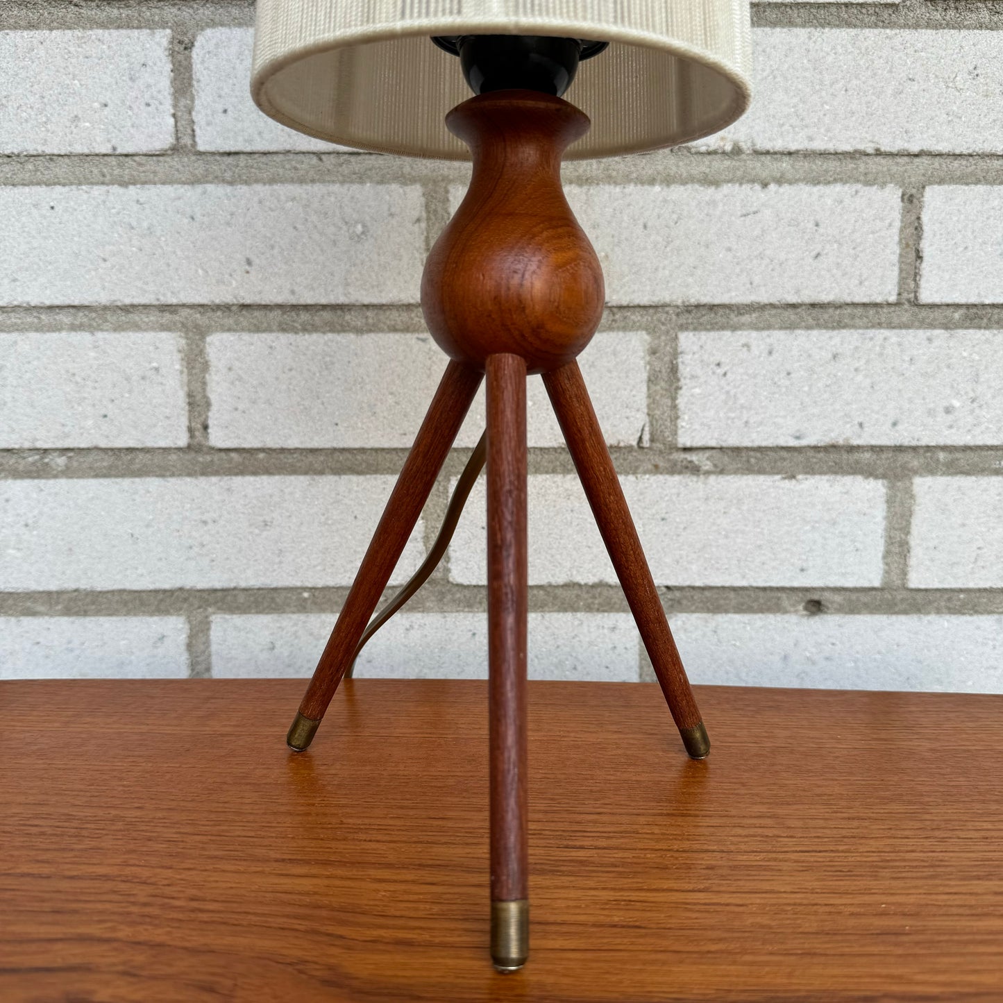 Tripod lamp in teak