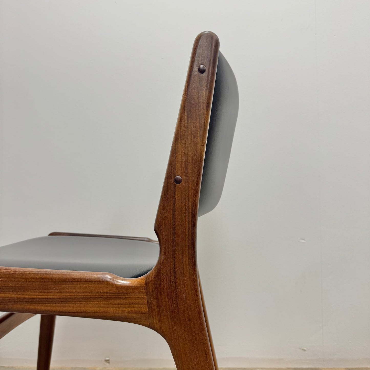 Set med 6st matstolar, modell 89 av Eric Buch