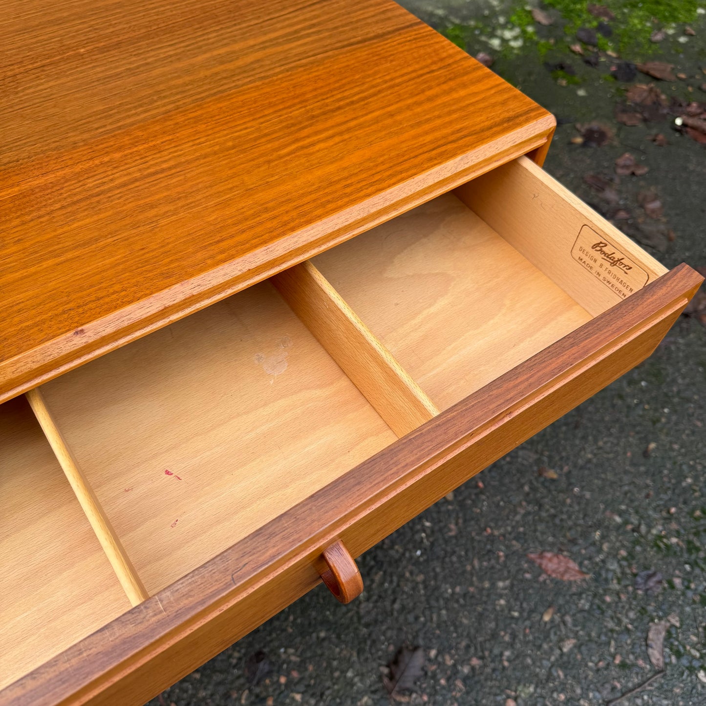 Byrå i valnöt av Bertil Fridhagen för Bodafors