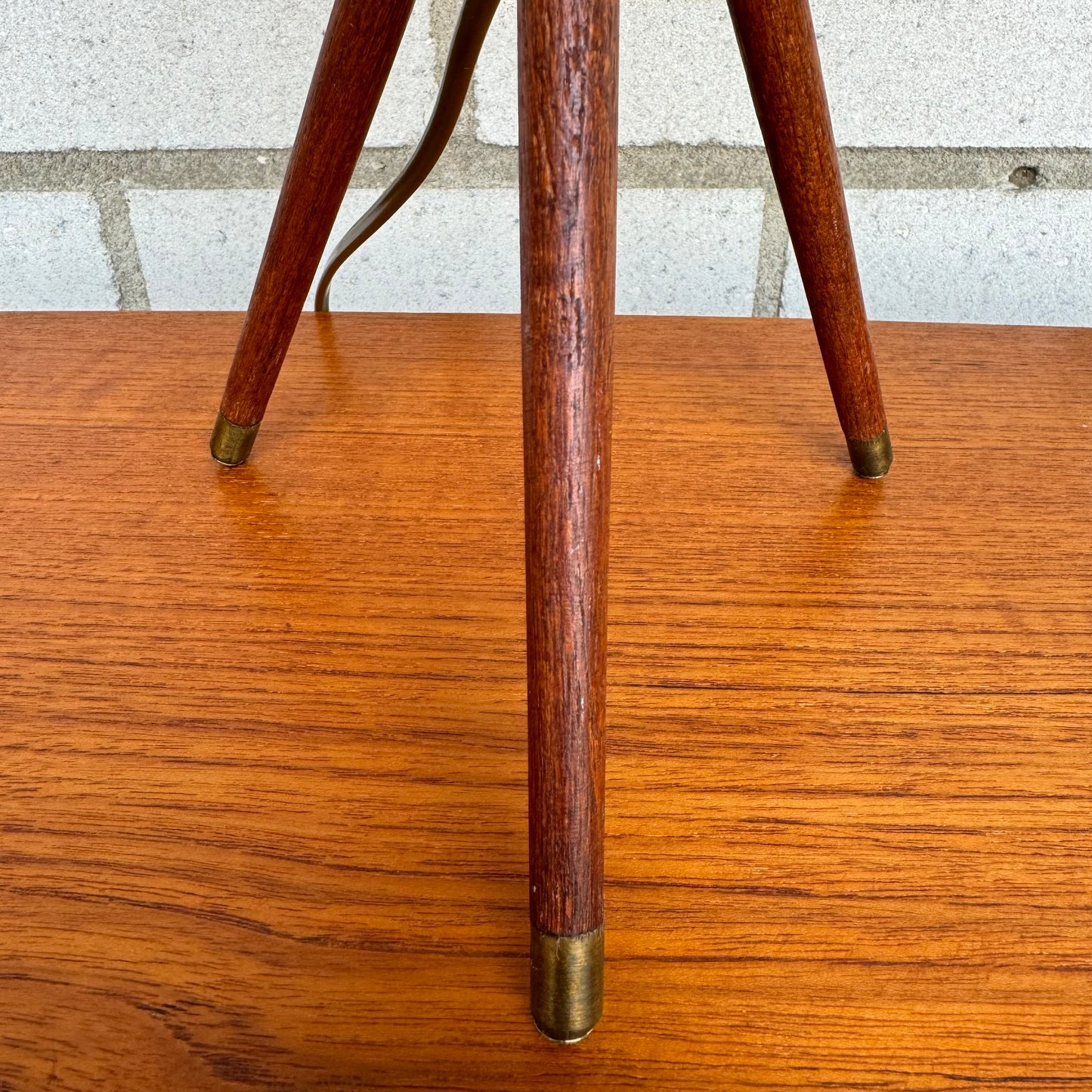 Tripod lamp in teak