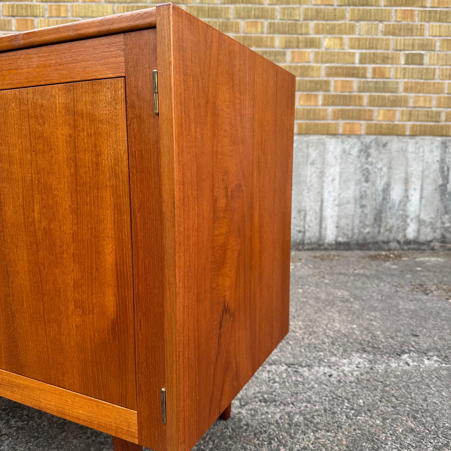 Sideboard i serien ”domi monte” av Nils Jonsson för Hugo Troeds, Bjärnum