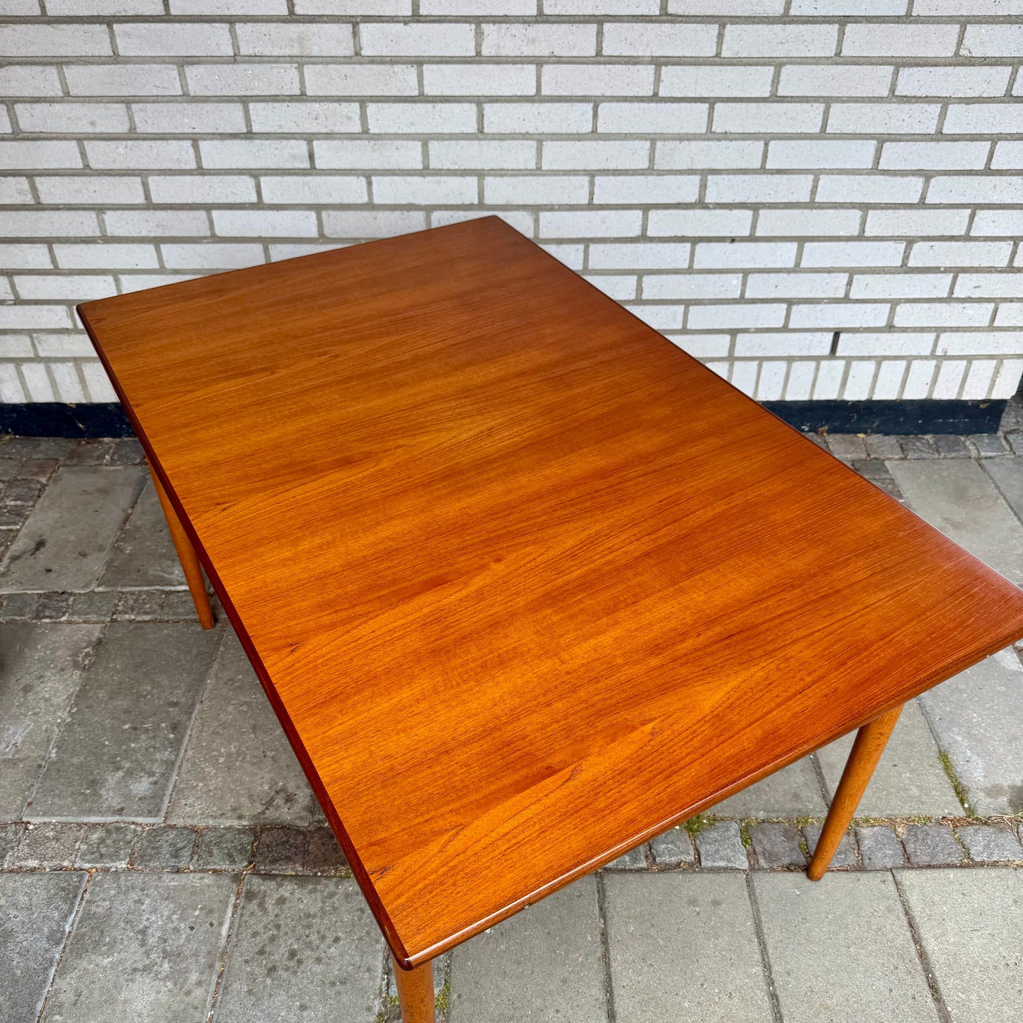 Matbord i ek och teak med dold inläggsskiva