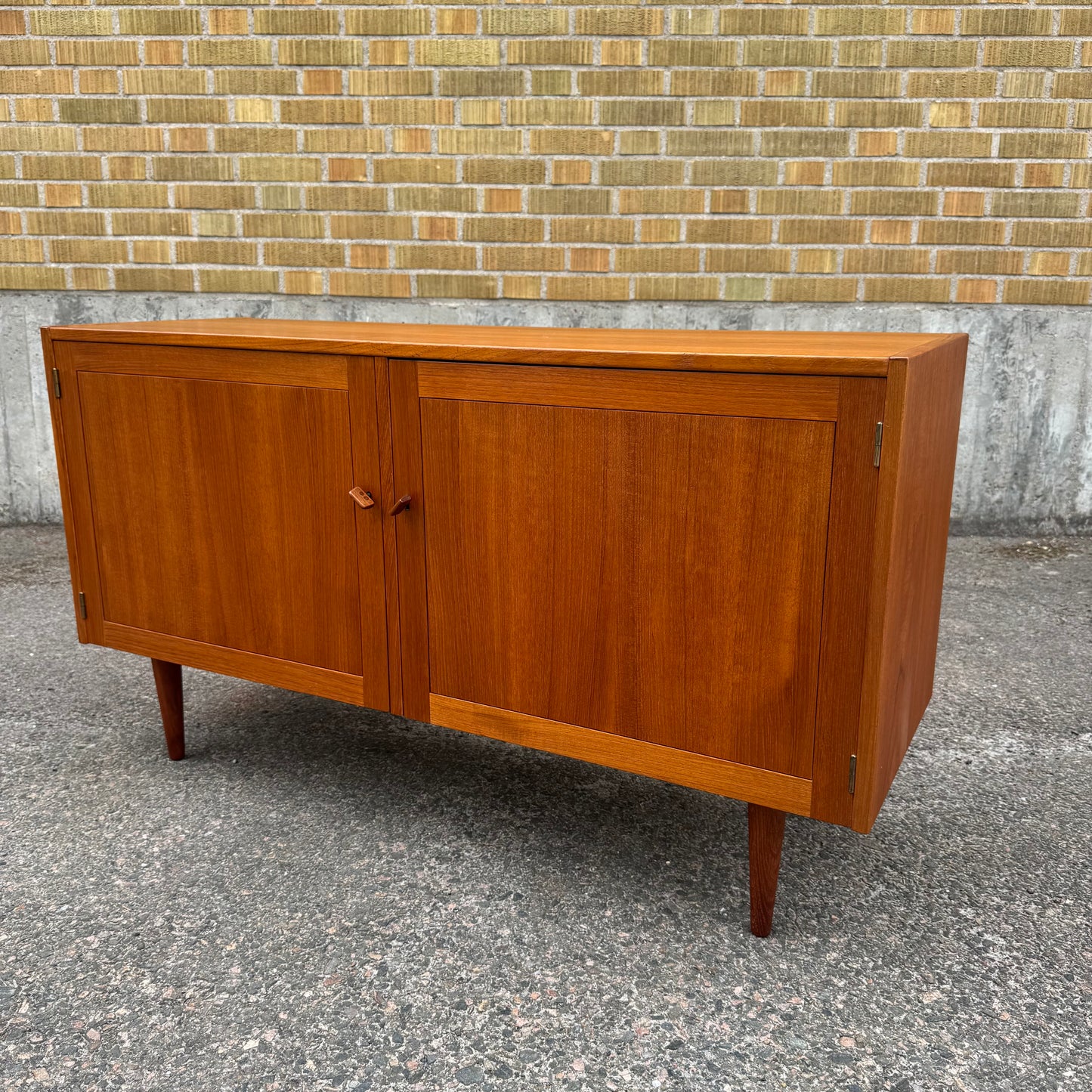 Sideboard i serien ”domi monte” av Nils Jonsson för Hugo Troeds, Bjärnum