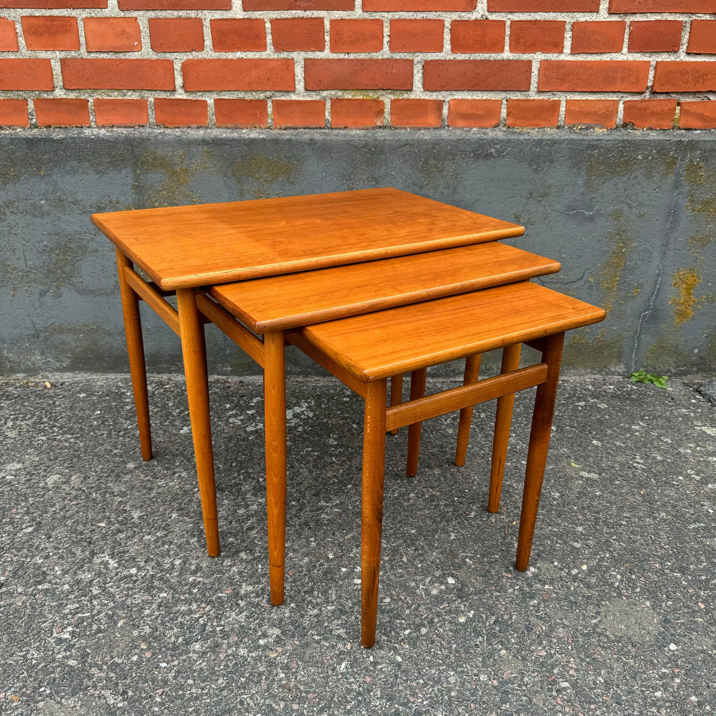 Nest of tables in teak and beech