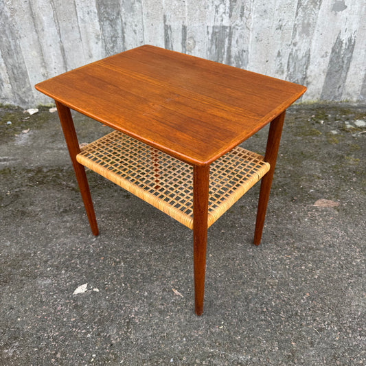 Nätt sidobord med rottinghylla