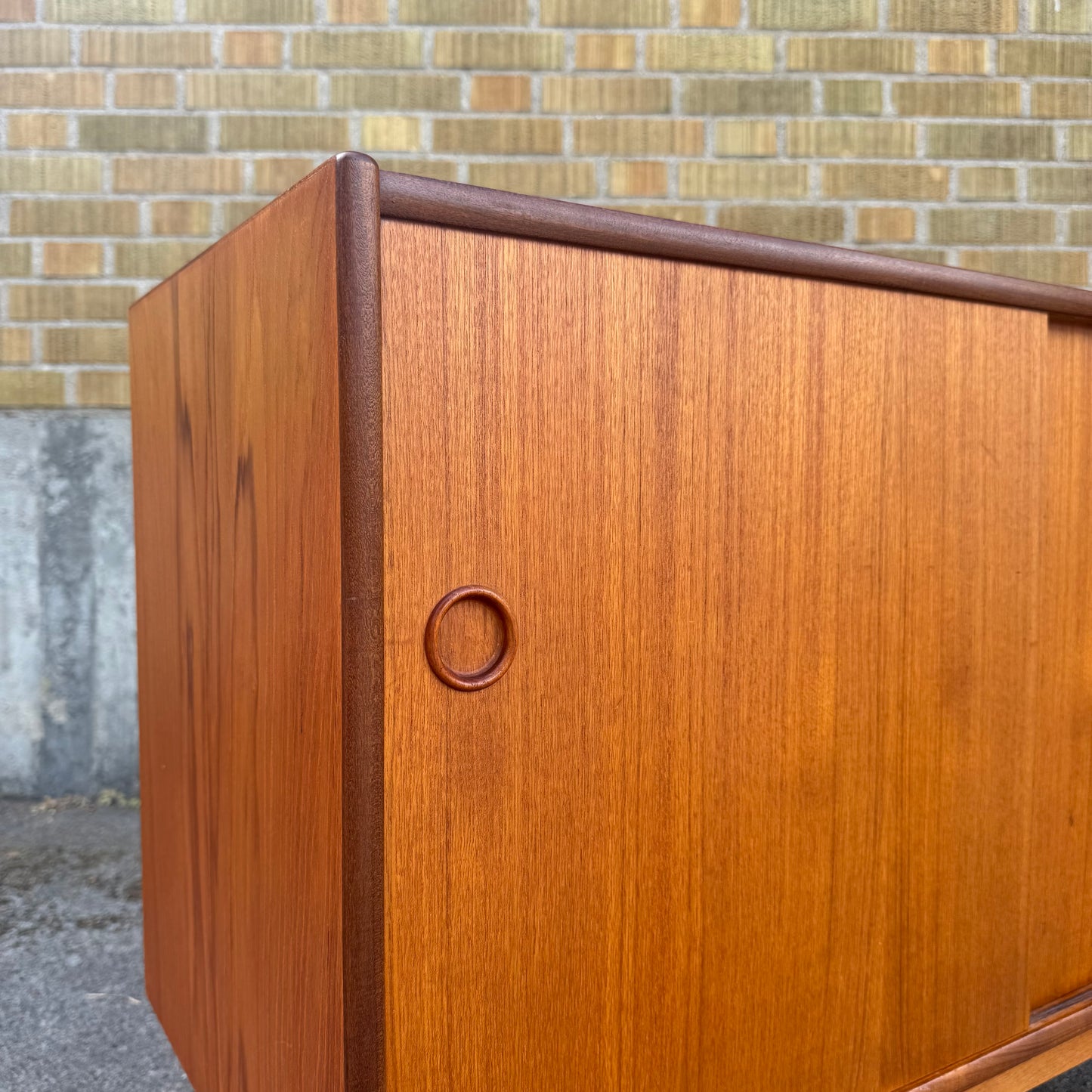 Nätt sideboard i teak med skjutdörrar