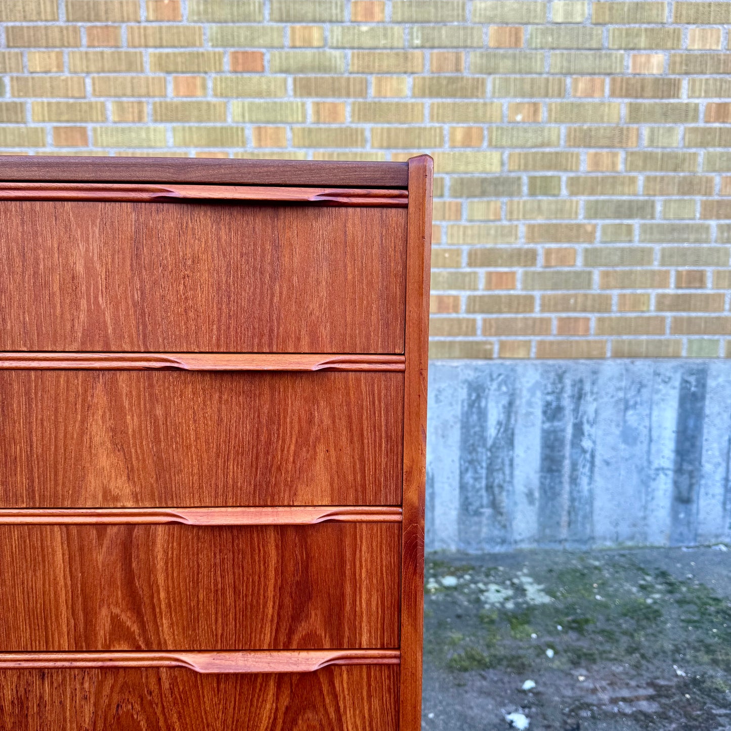 Större byrå i teak