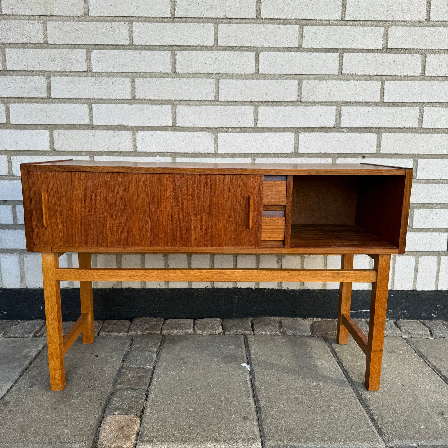 Nätt sidobyrå/sideboard i teak