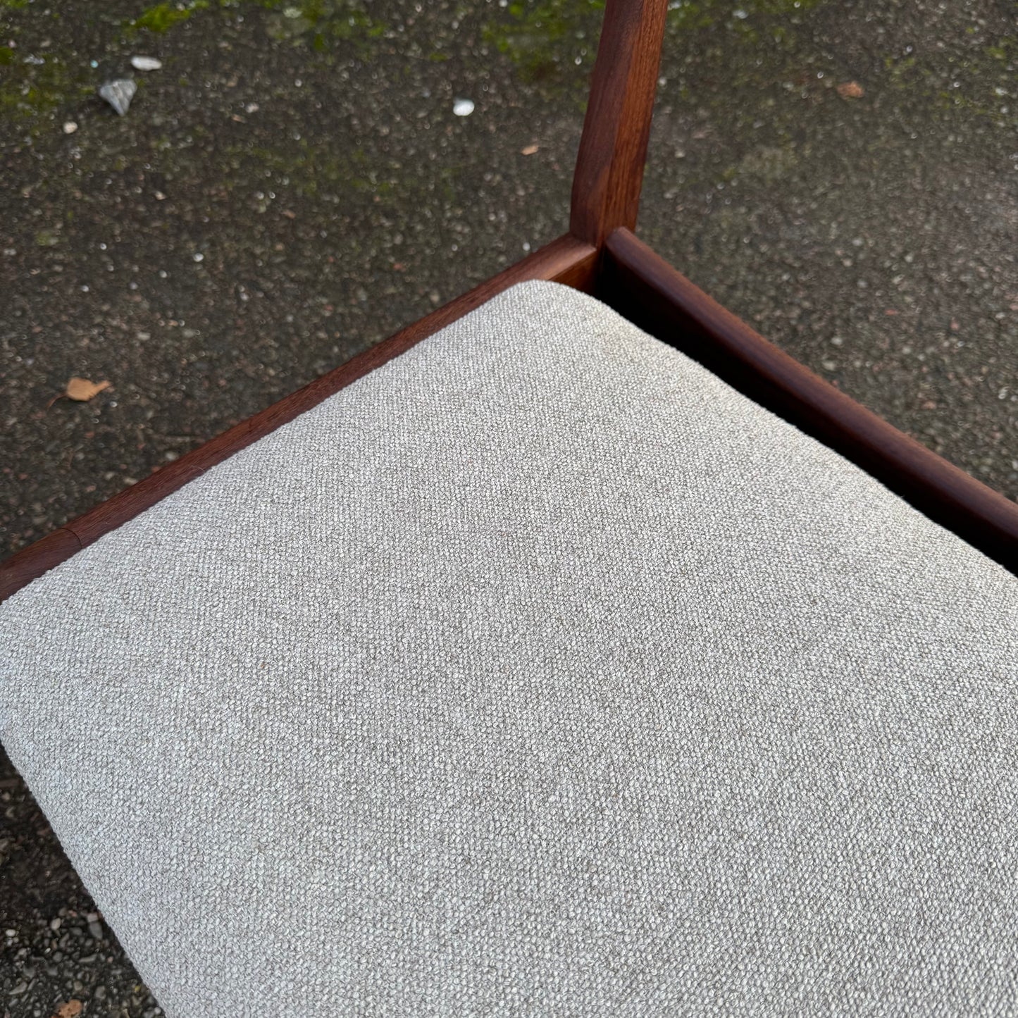 Paret matstolar av Eric Buch