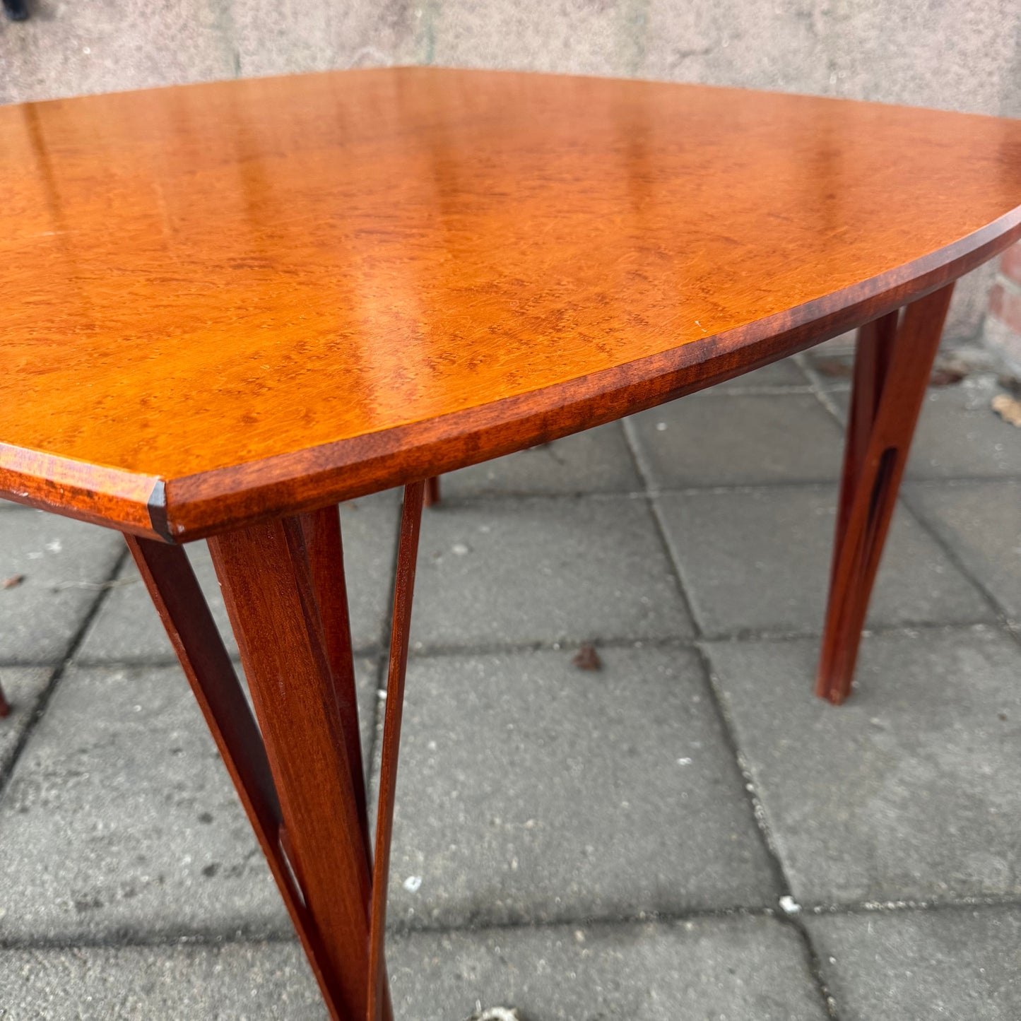 Soffbord i rotfanér av Karl Andersson & Söner