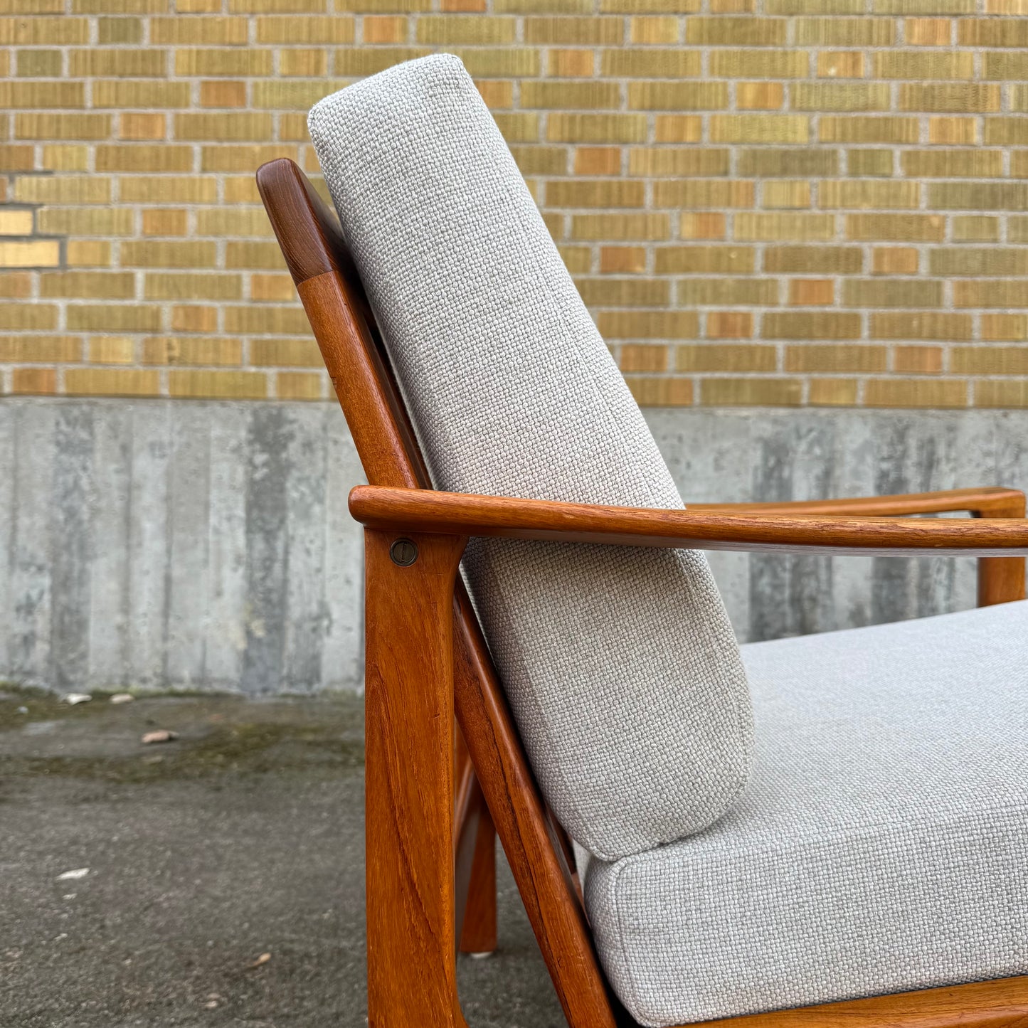 Teak fåtölj omklädd med tyg från Eilersen