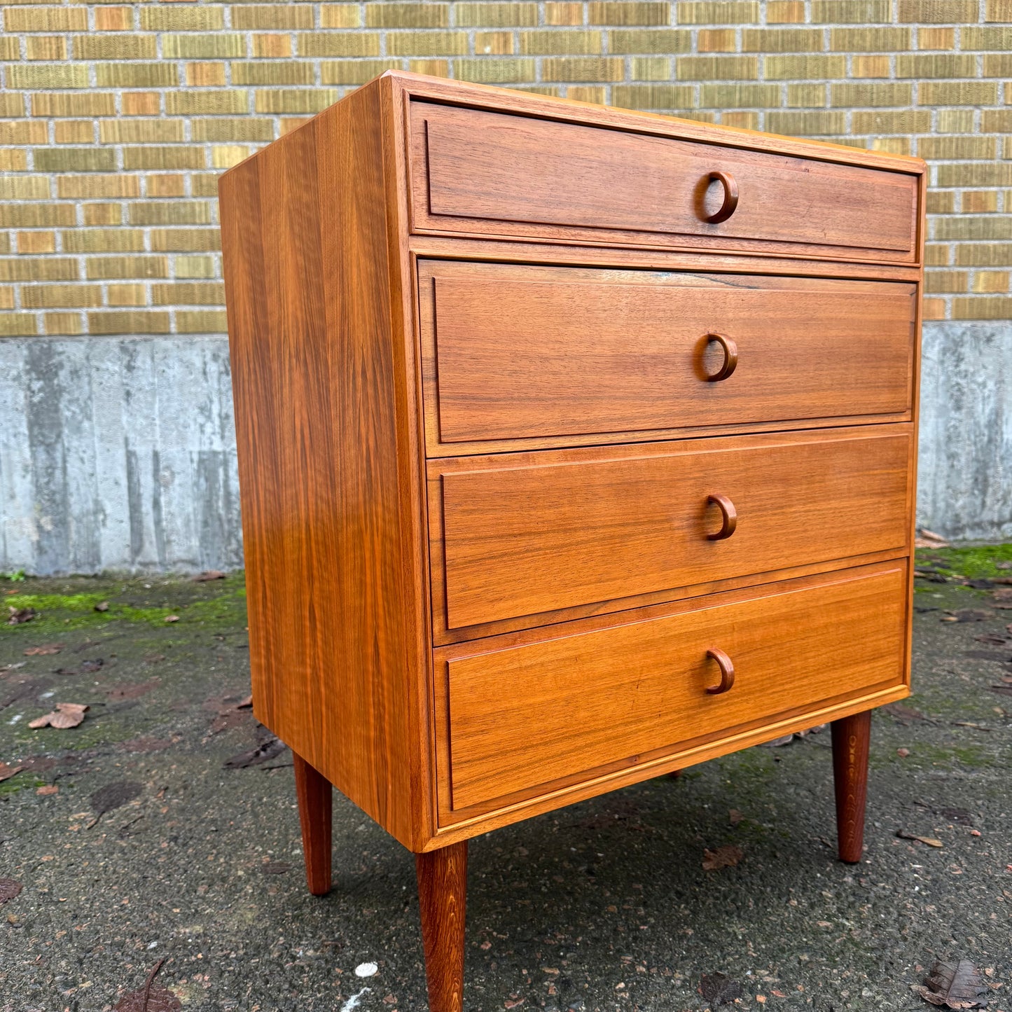 Byrå i valnöt av Bertil Fridhagen för Bodafors