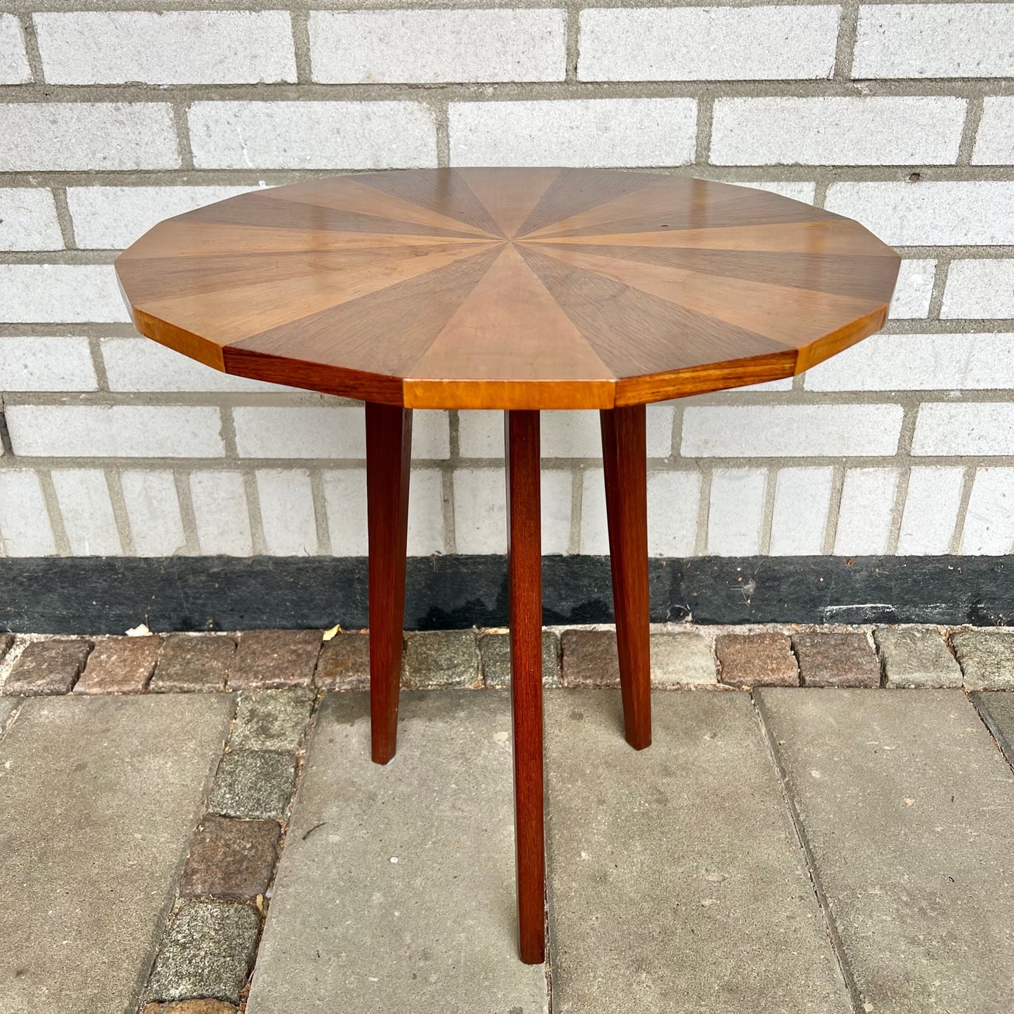 Side table with 16 edges