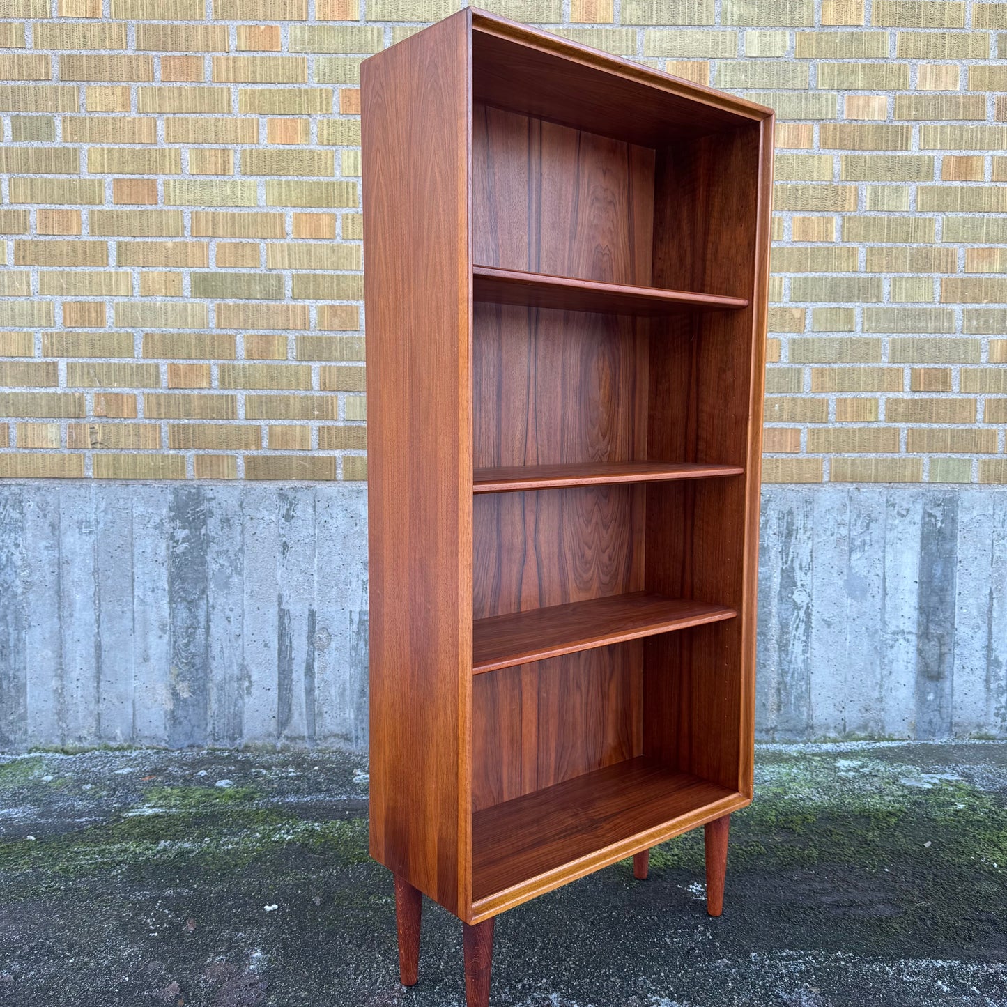 Bokhylla i valnöt av Bertil Fridhagen för Bodafors