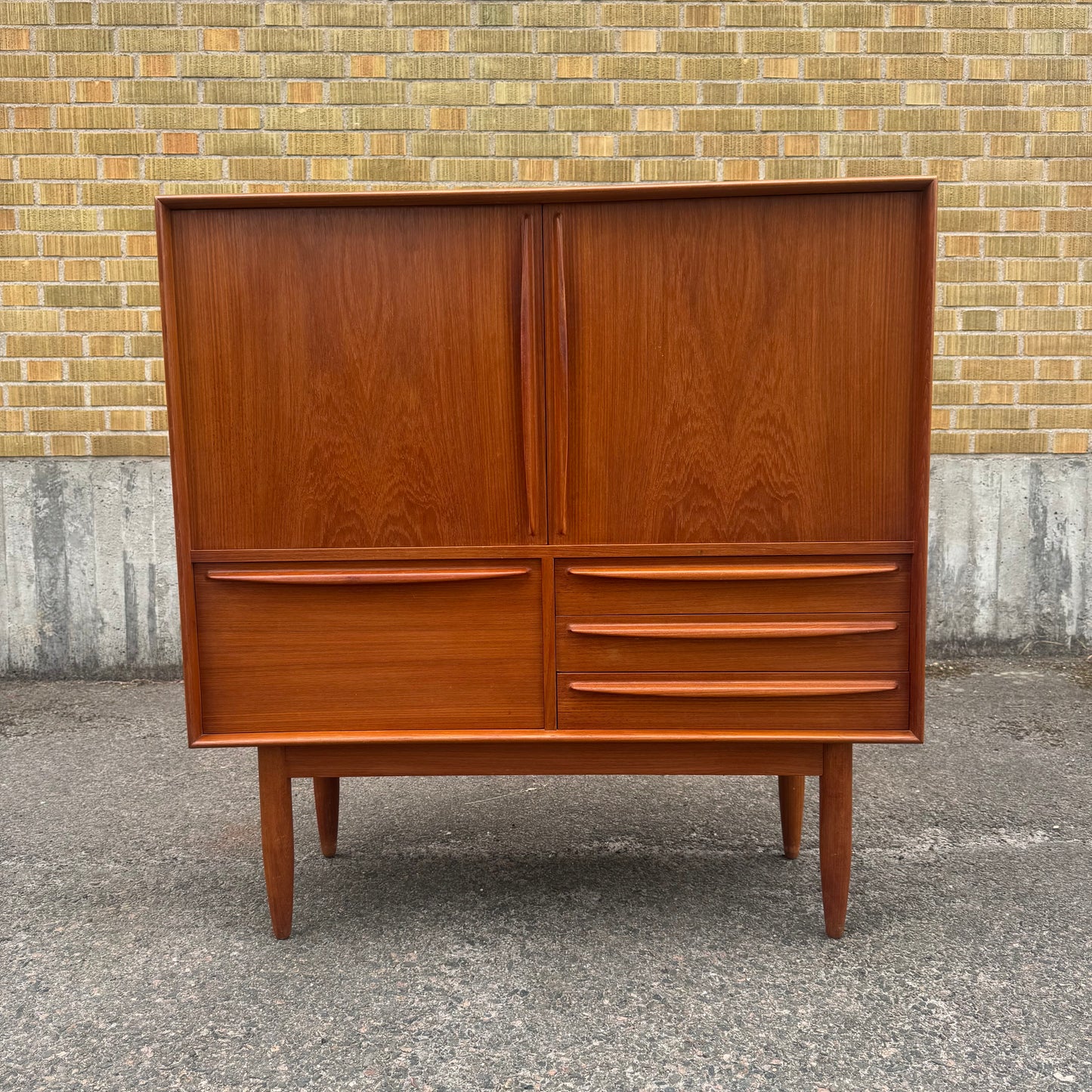 Danskt skåp i teak