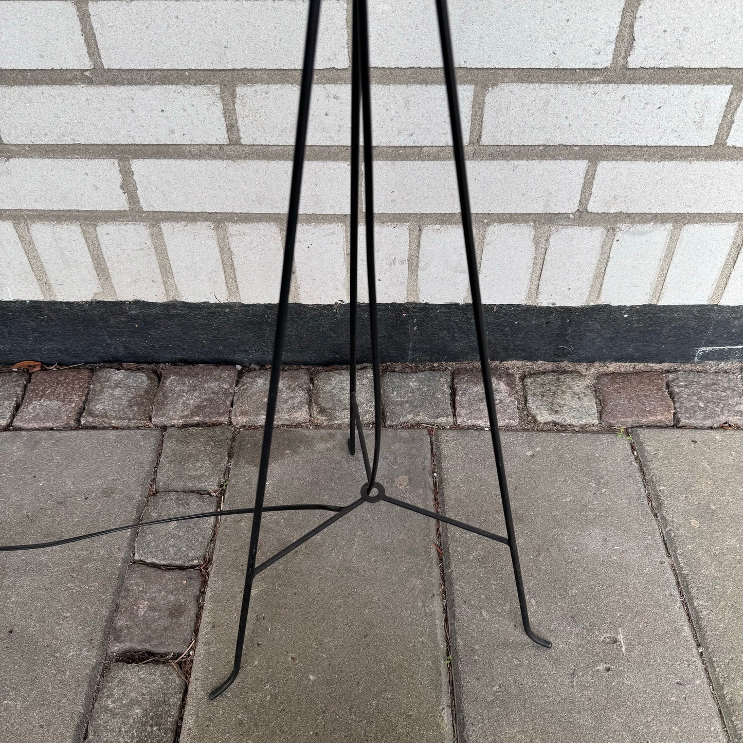 Tripod floor lamp