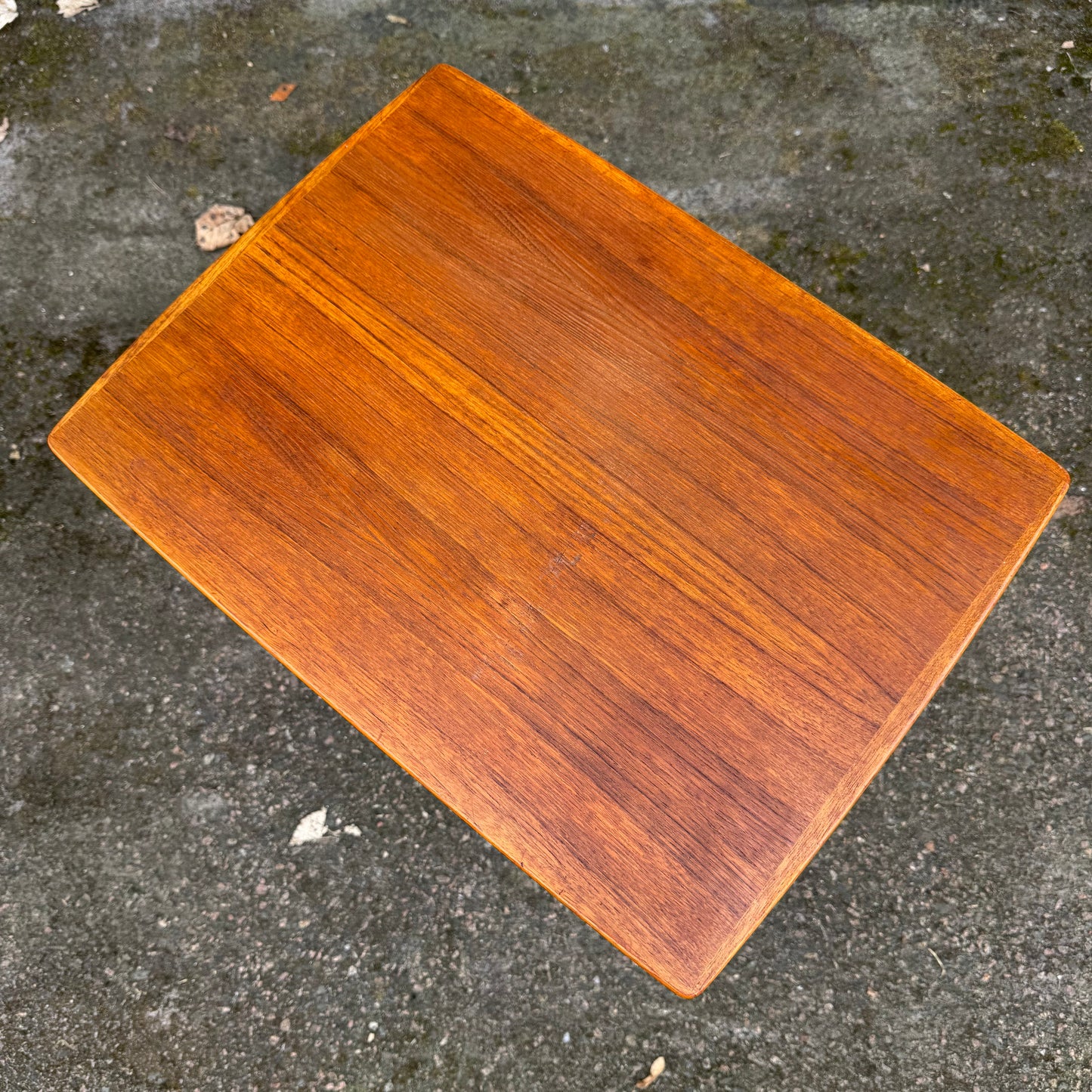 Nätt sidobord med rottinghylla