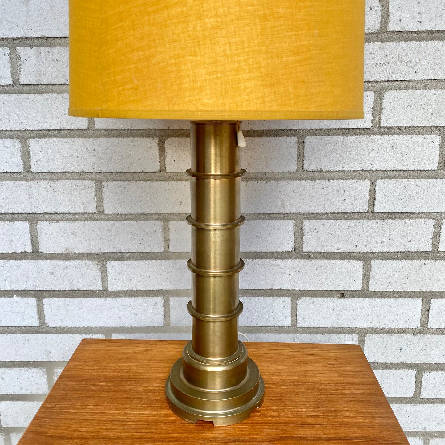 Heavy table lamp in brass