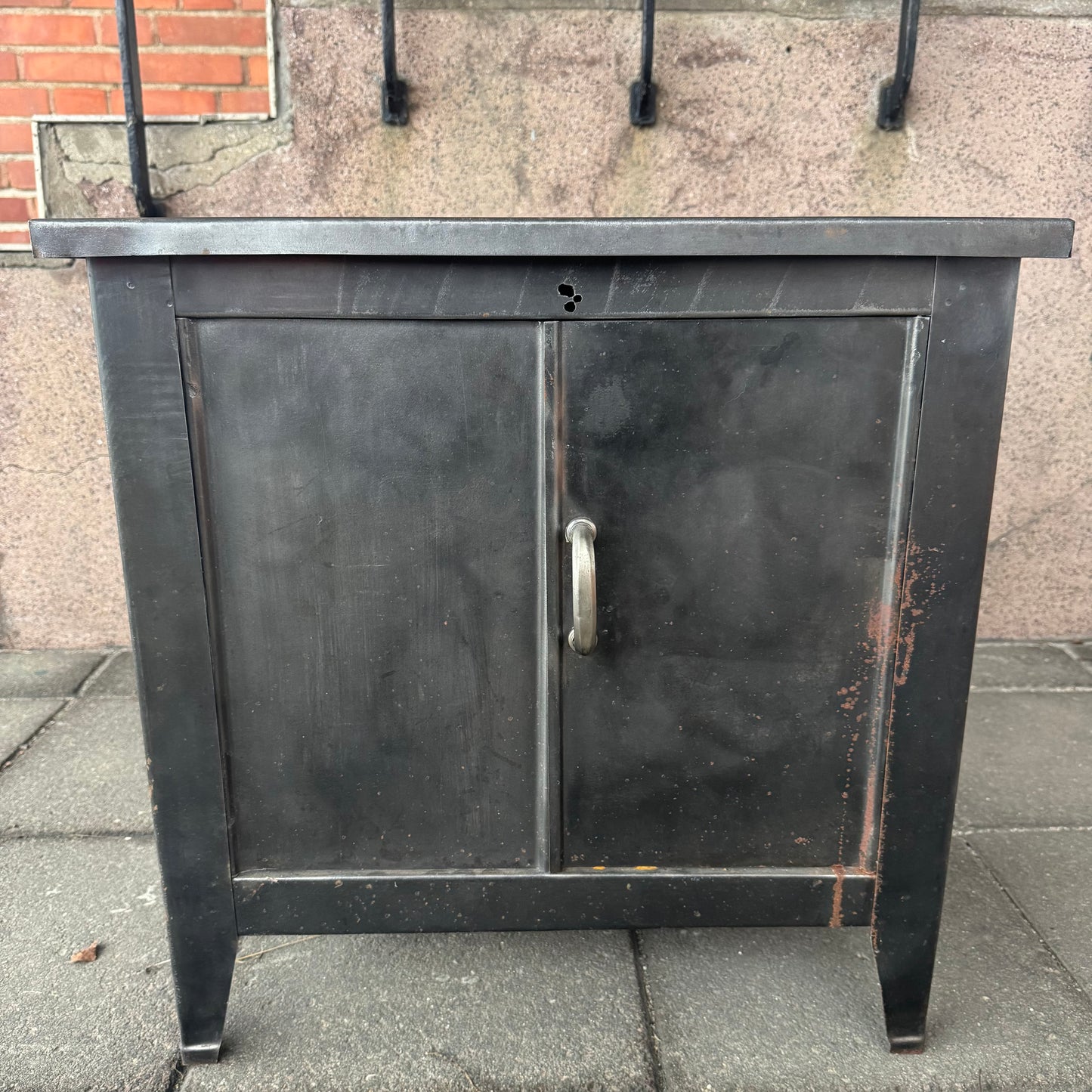 Restaurerat skåp i metall