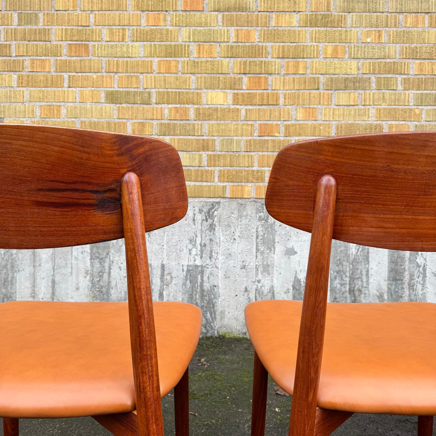 Set med fyra matstolar av Harry Østergaard