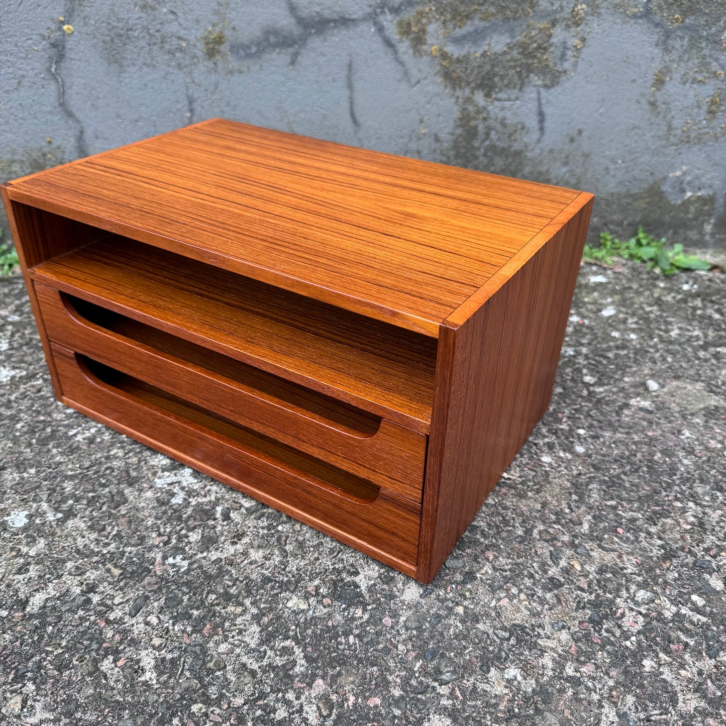 Document tray in teak