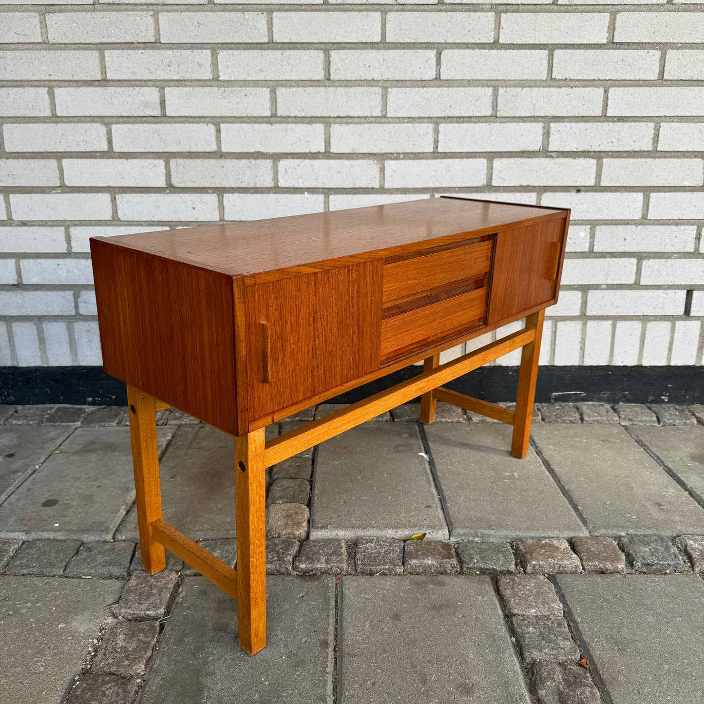 Nätt sidobyrå/sideboard i teak