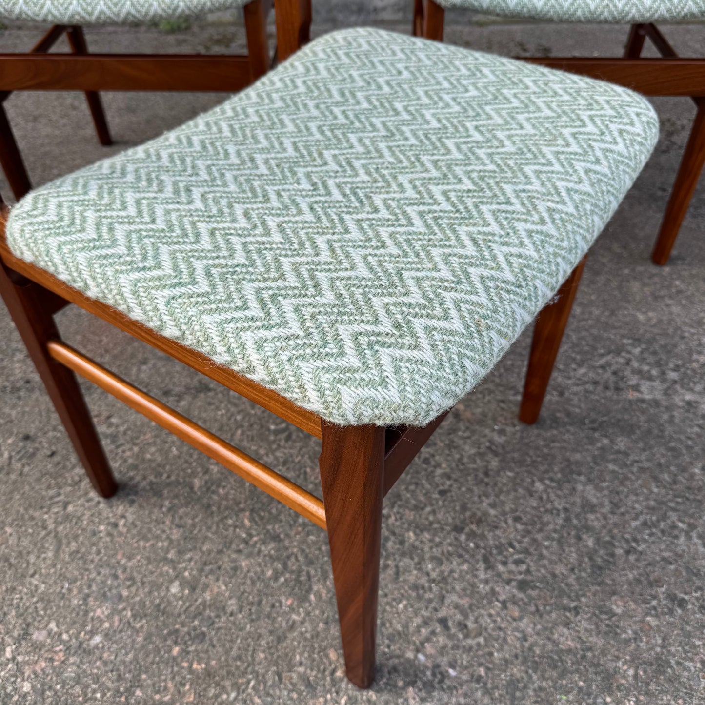 Set med tre matstolar i teak med senare klädsel