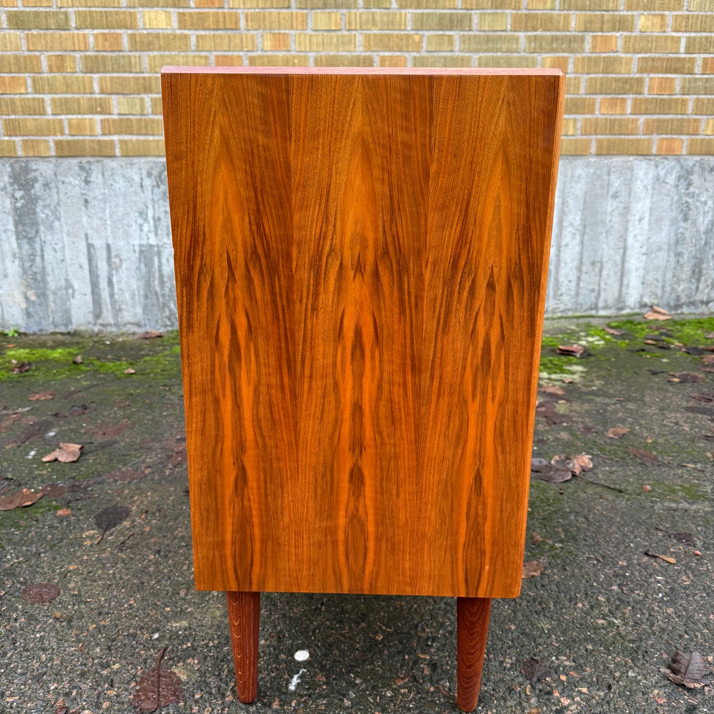 Byrå i valnöt av Bertil Fridhagen för Bodafors