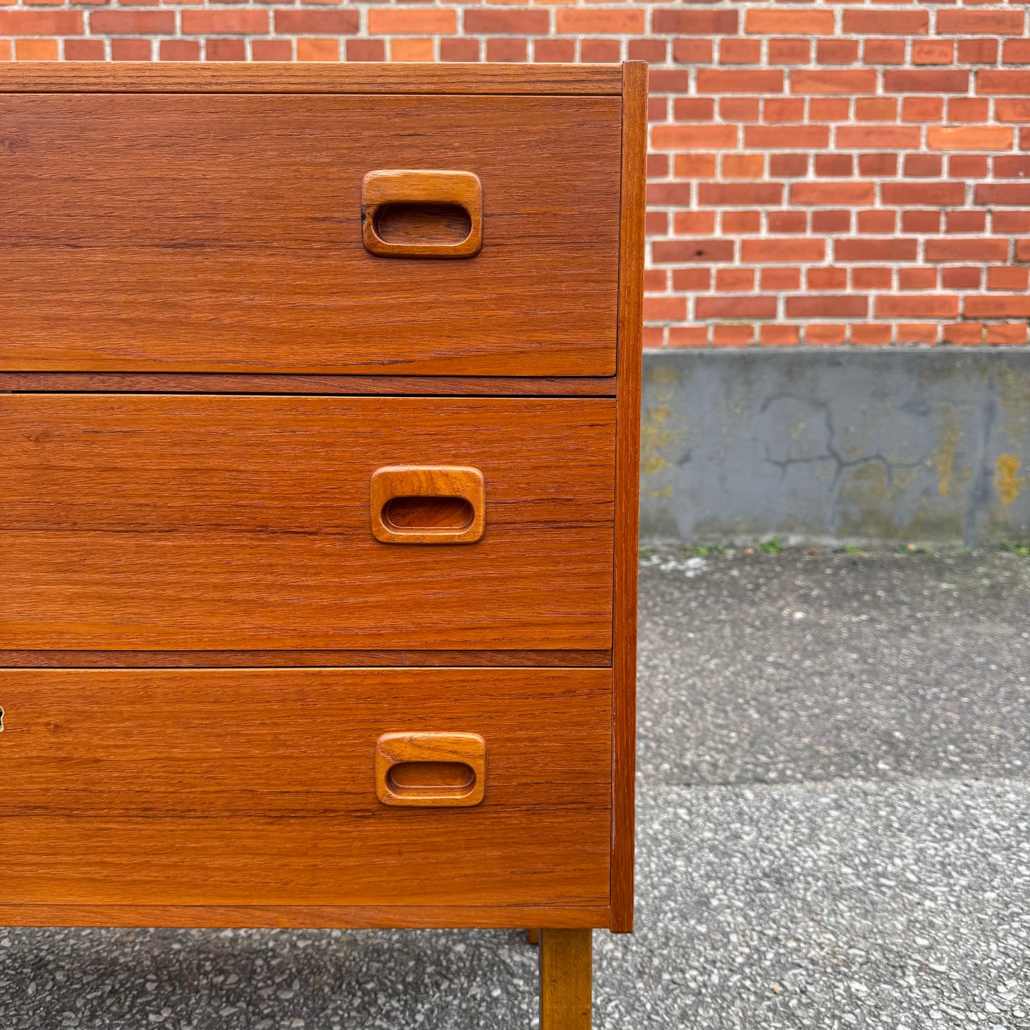 Teakbyrå med nyckel