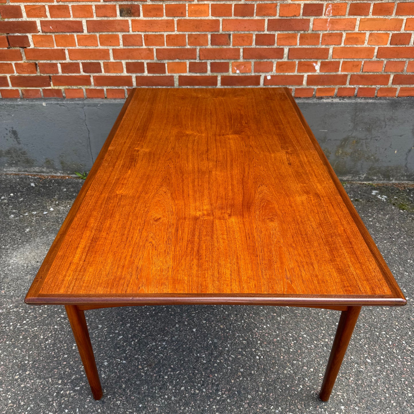 Matbord av Johannes Andersen för Uldum Møbelfabrik