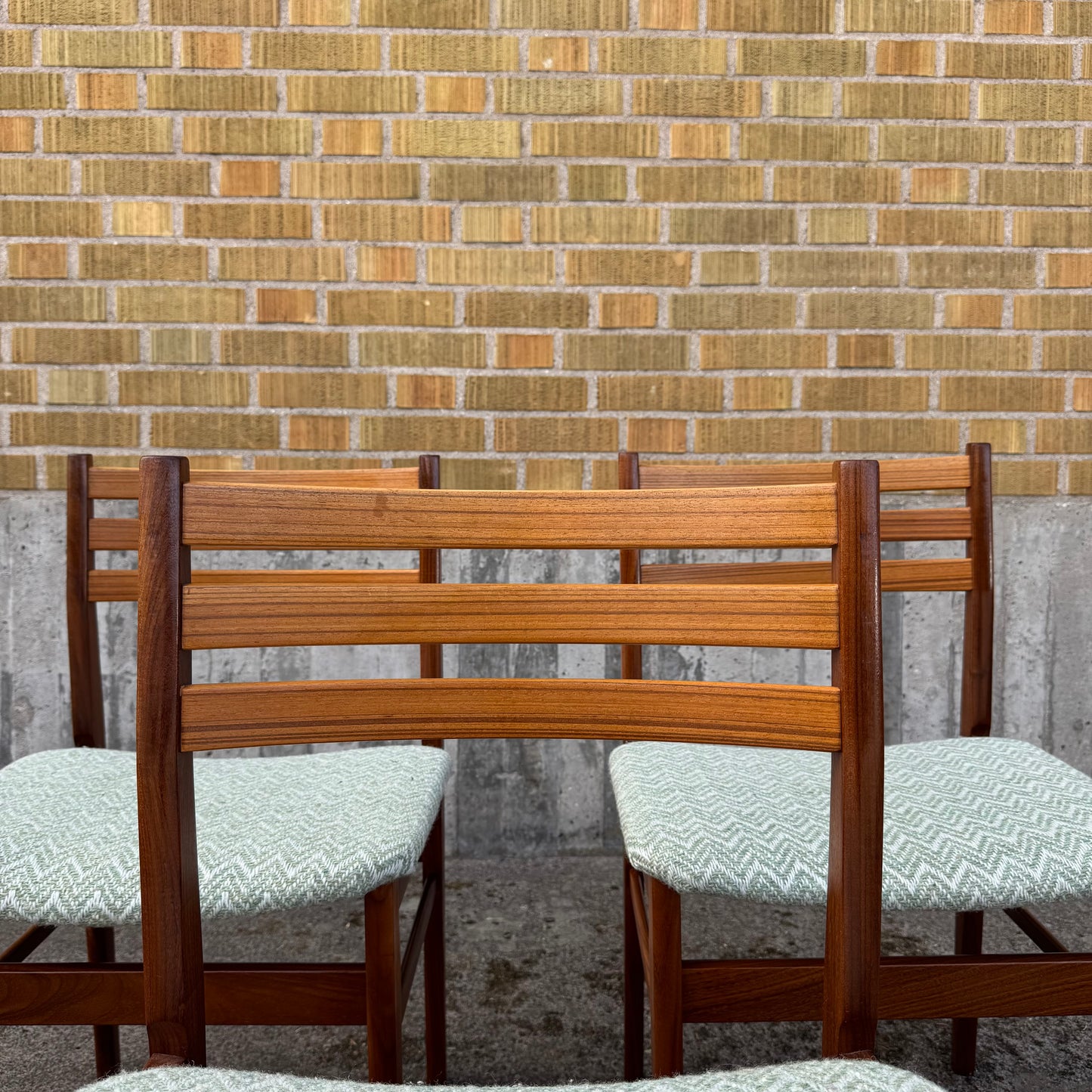 Set med tre matstolar i teak med senare klädsel
