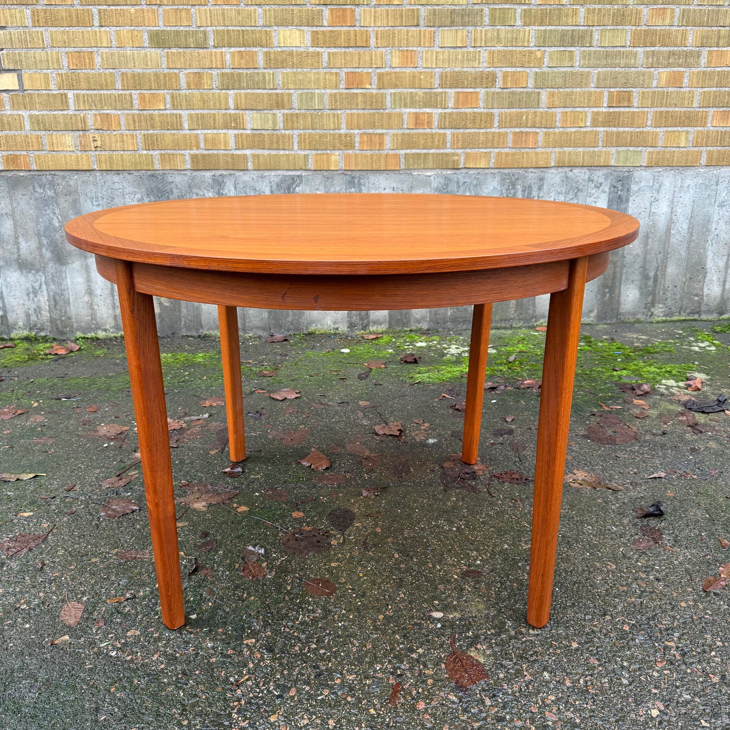 Runt matbord med inläggsskiva