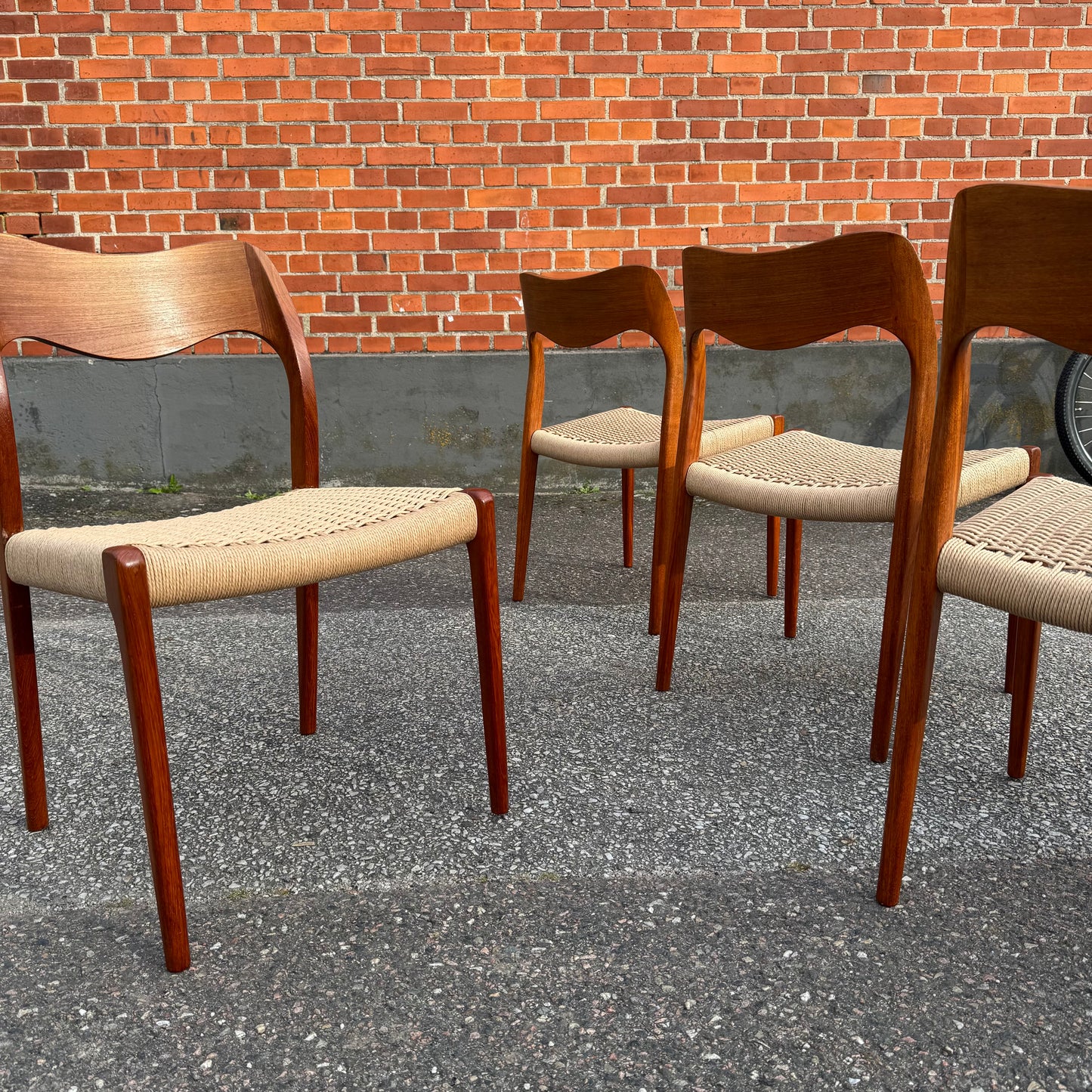 Set med med modell 71 av NO Møller fö JL Møbelfabrik