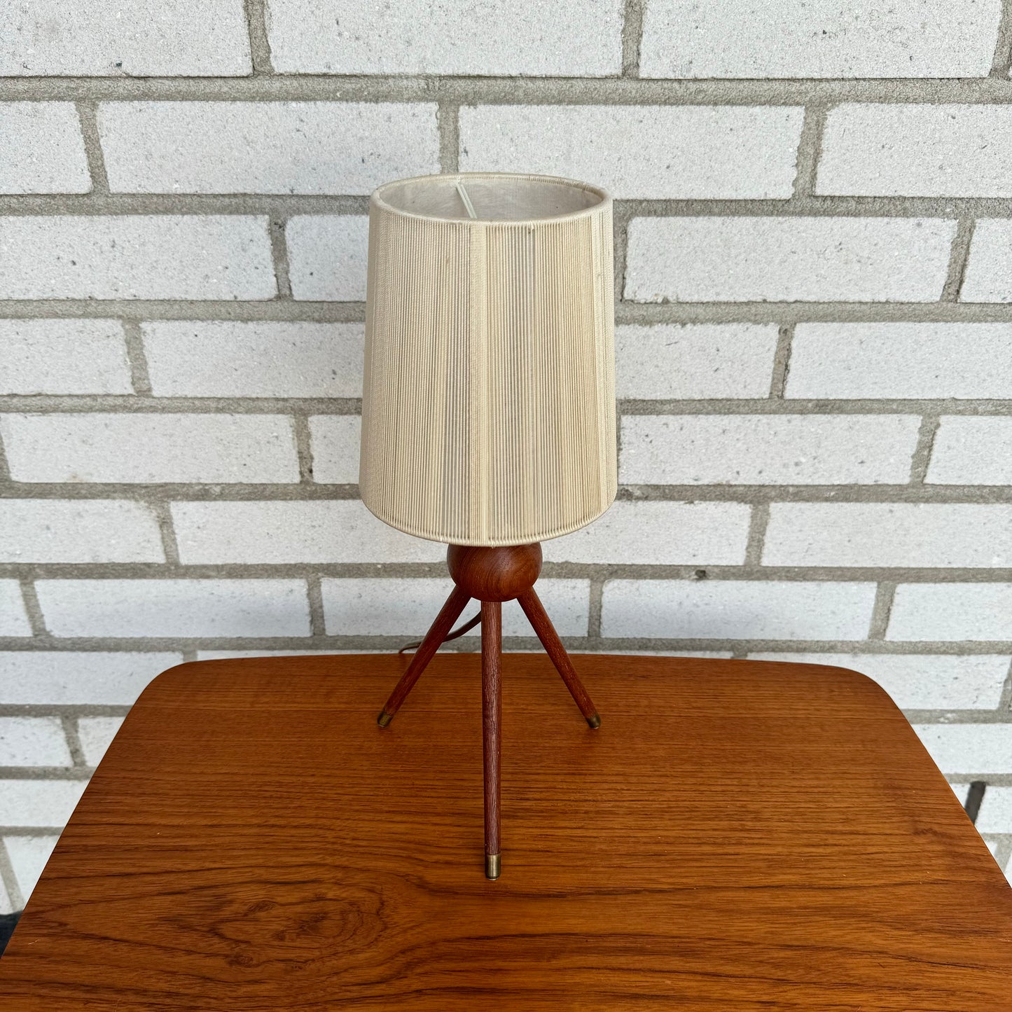 Tripod lamp in teak