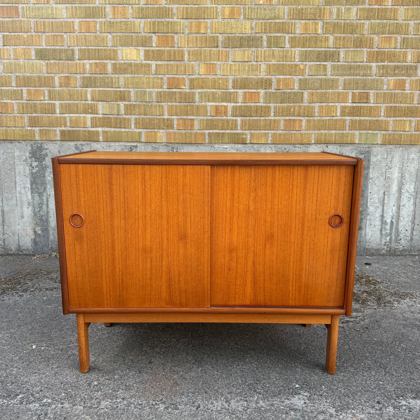 Nätt sideboard i teak med skjutdörrar