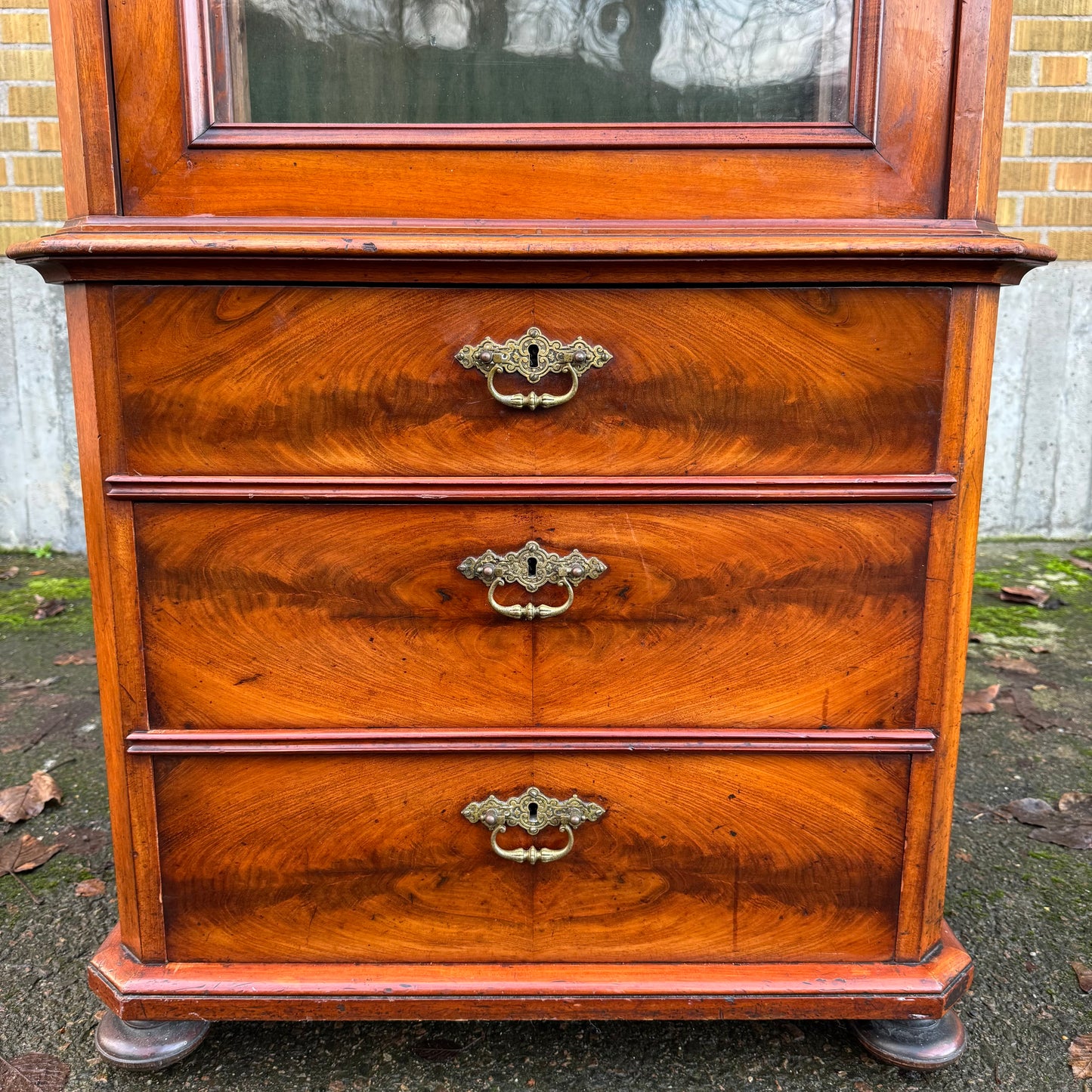 Vitrinskåp från 1800-talet