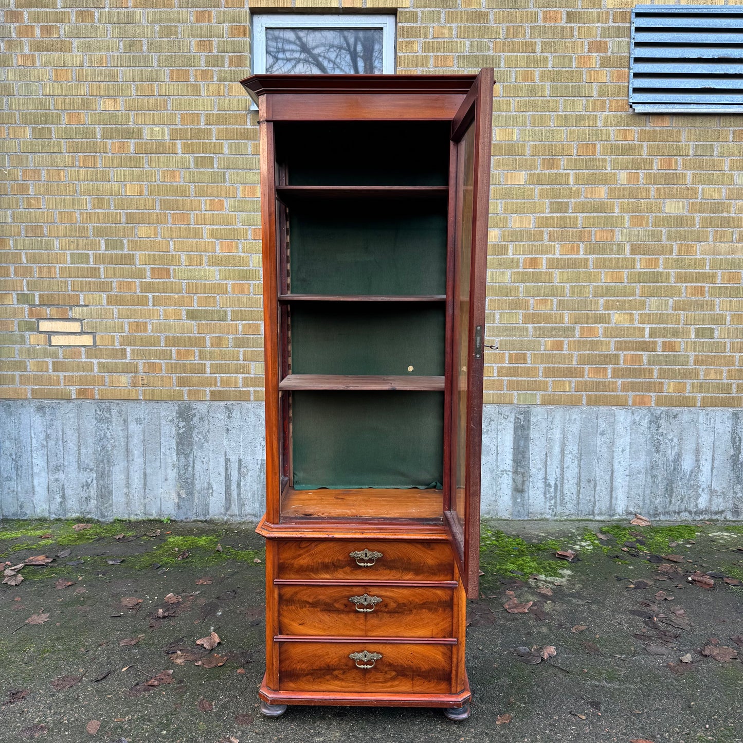 Vitrinskåp från 1800-talet