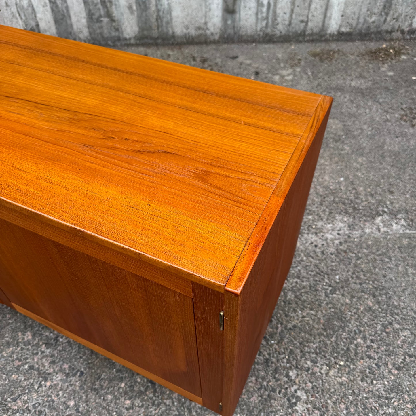 Sideboard i serien ”domi monte” av Nils Jonsson för Hugo Troeds, Bjärnum