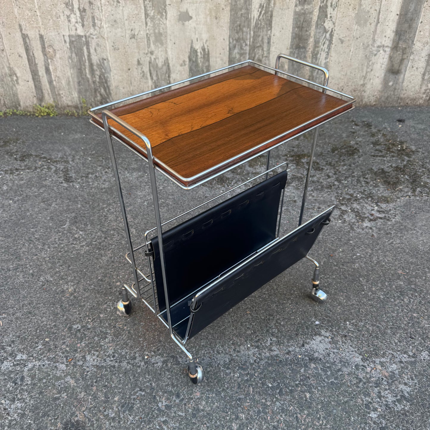 Rullbord/tidningsbord med plats för flaskor