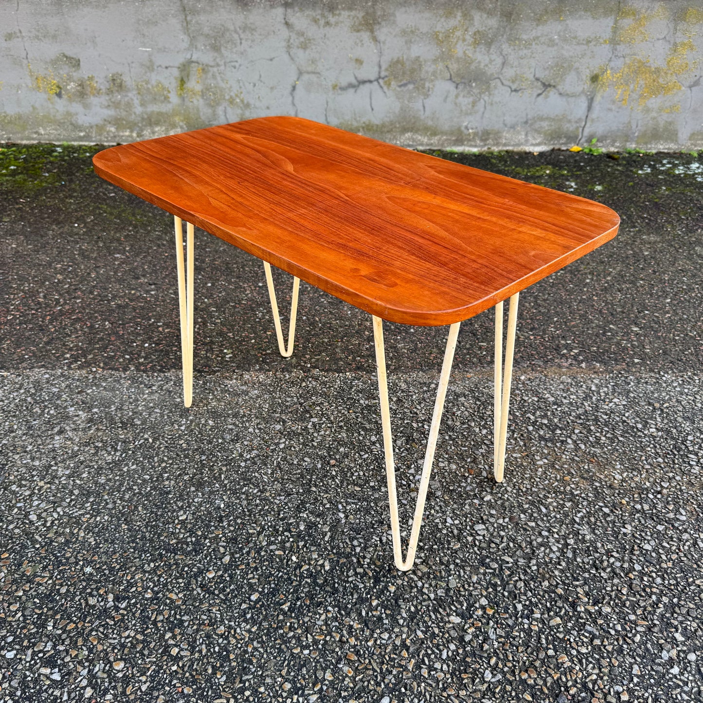 Nätt bord i teak med stålben