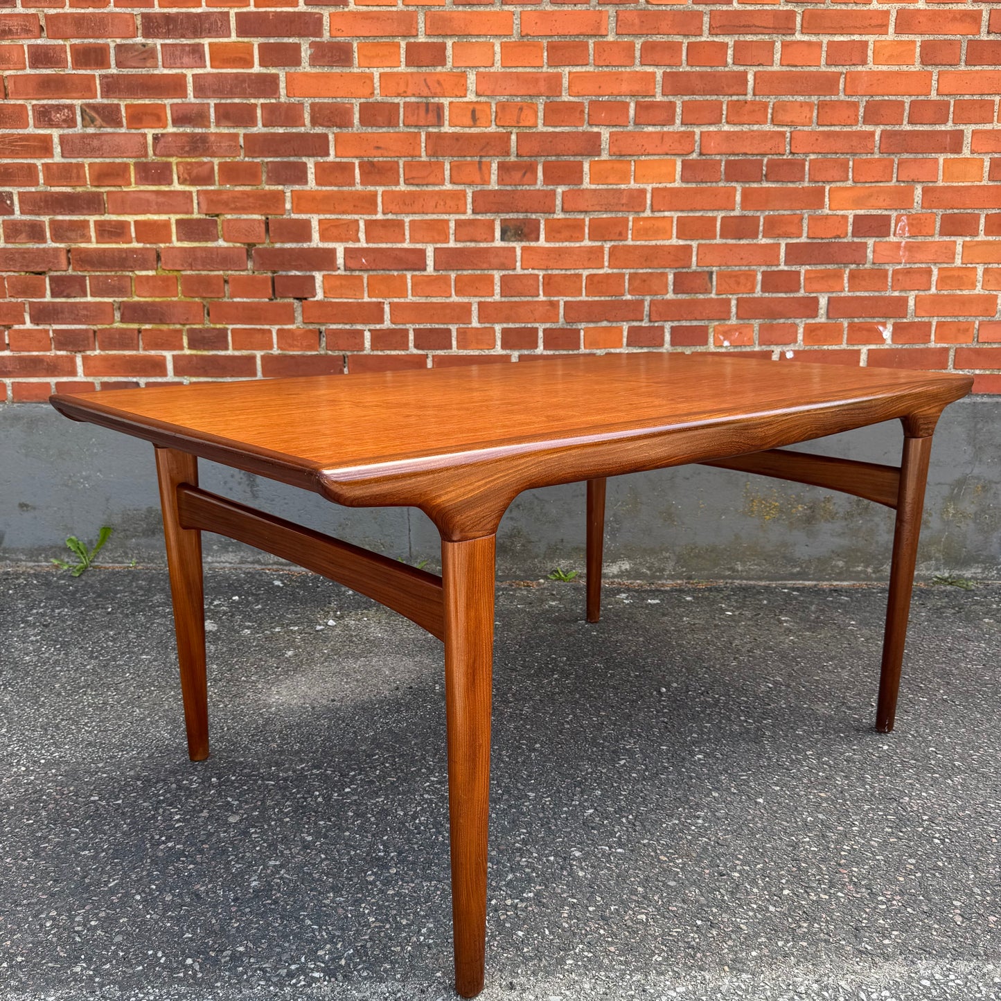 Matbord av Johannes Andersen för Uldum Møbelfabrik