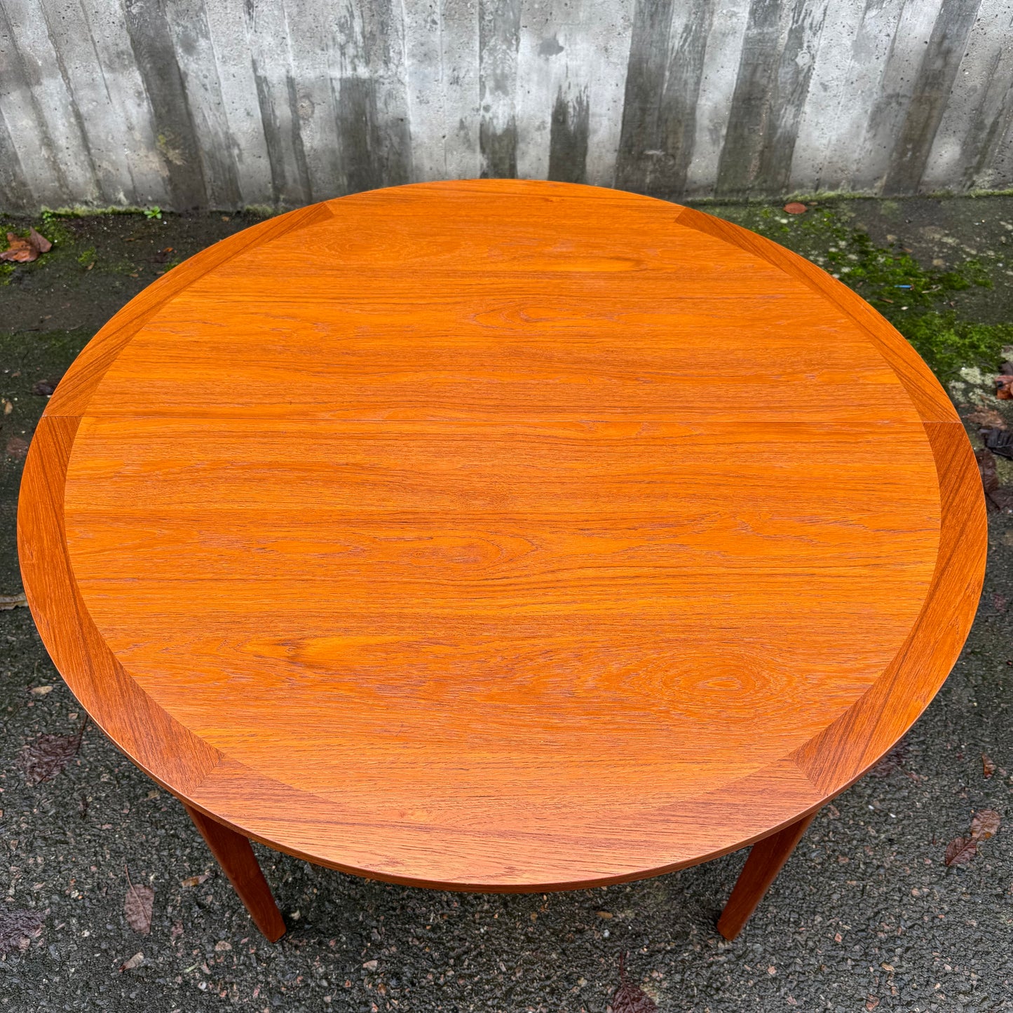 Runt matbord med inläggsskiva