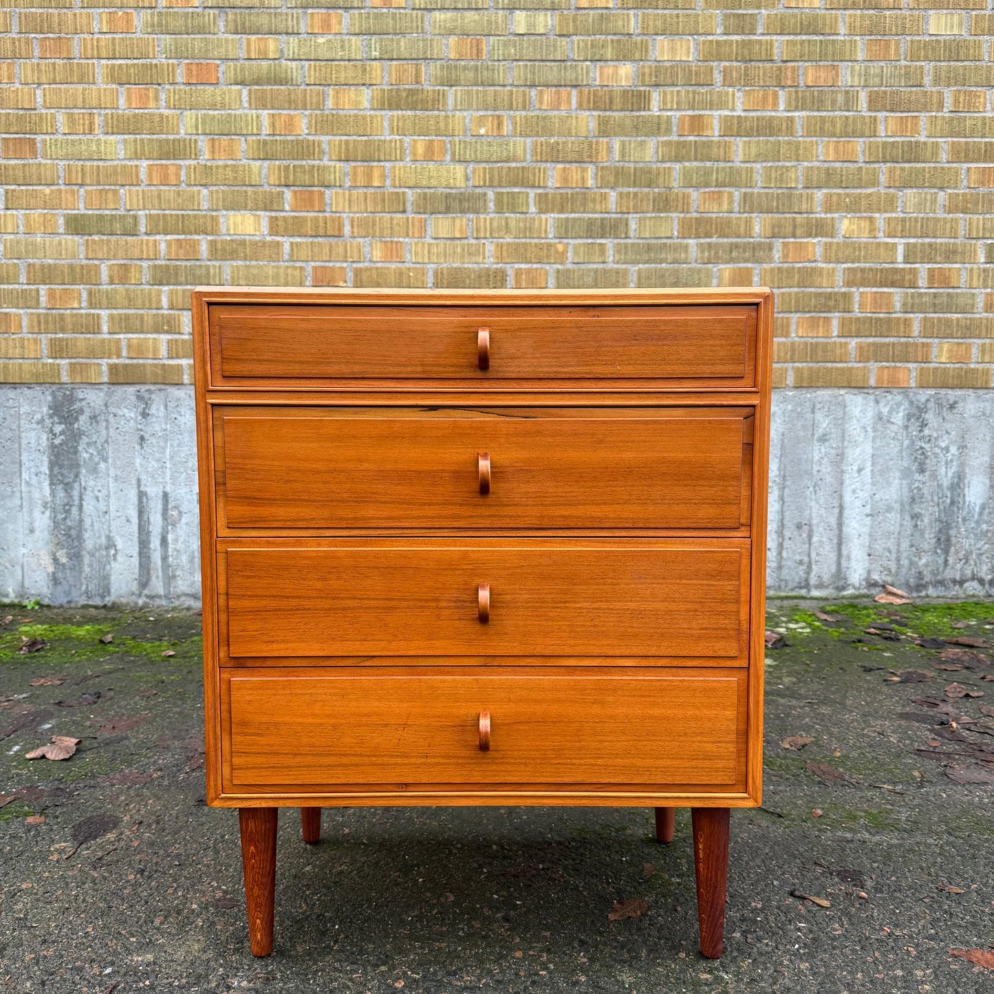 Byrå i valnöt av Bertil Fridhagen för Bodafors